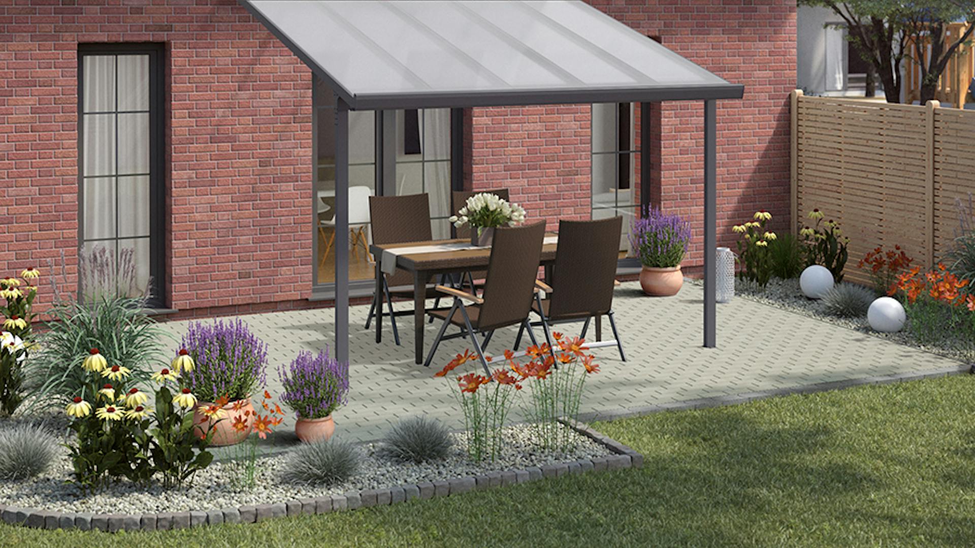 Gartengestaltung klassische Terrassse mit Sitzgruppe aus Steinboden unter Sonnenschutz neben eingefasstem Beet und hohem Holzzaun als Sichtschutz