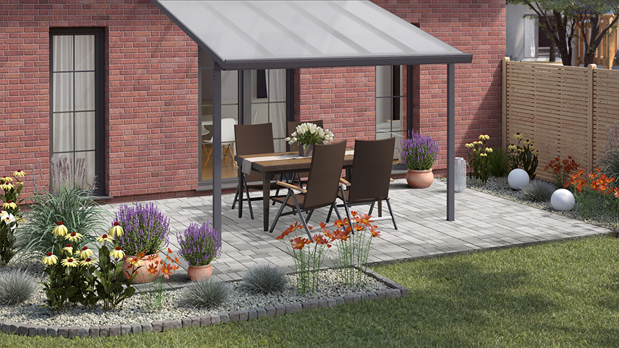 Gartengestaltung klassische Terrassse mit Sitzgruppe aus Steinboden unter Sonnenschutz neben eingefasstem Beet und hohem Holzzaun als Sichtschutz