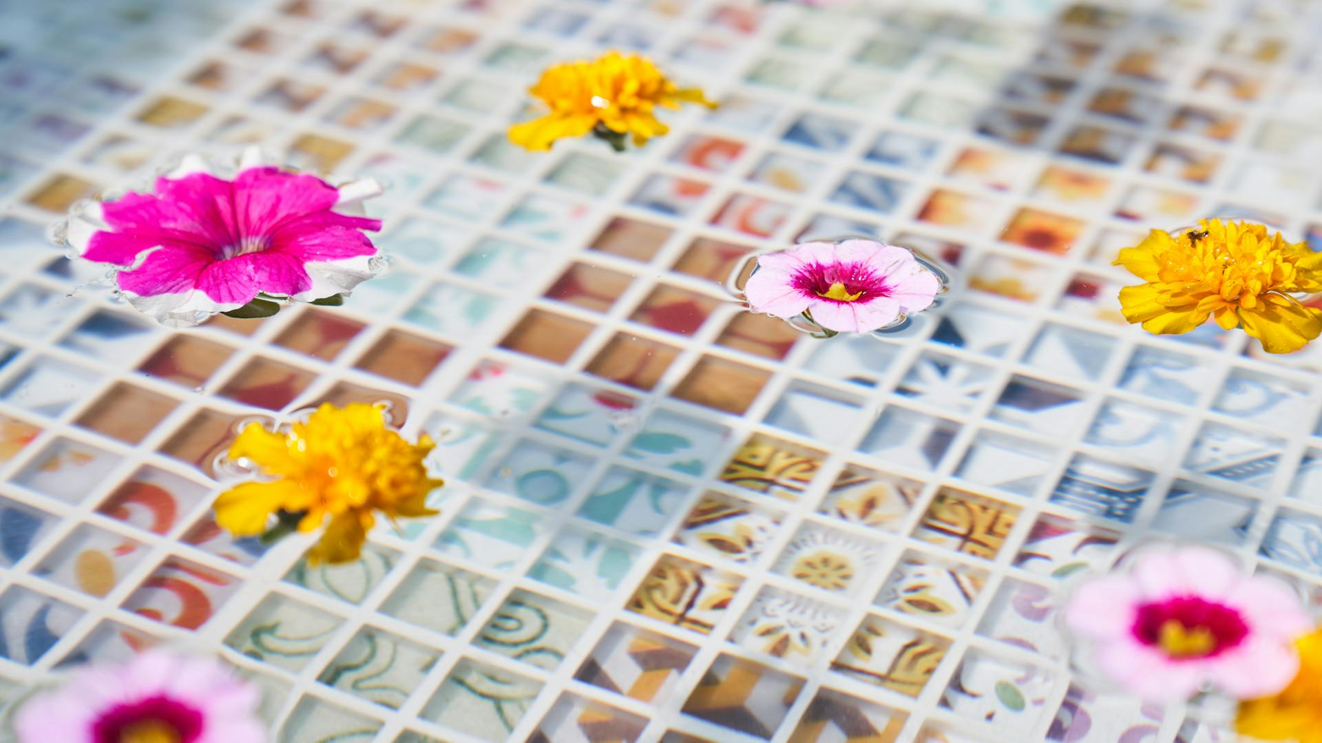 Mozaik vízzel és virágokkal