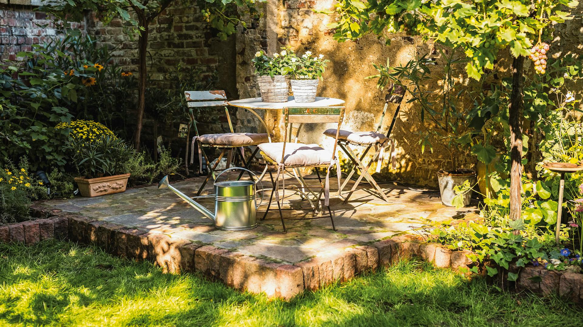 Kőterasz fém kerti garnitúrával