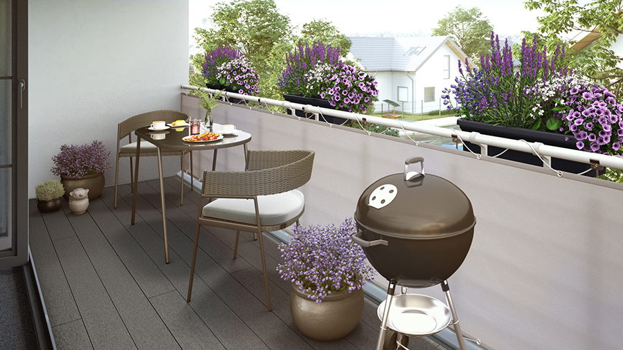 Gartengestaltung moderner Balkon mit Stühlen und Tisch aus Polyrattan auf dunklen Fliesen neben Grill und Topf in Metallicton neben hellem Sichtschutz und Blumenkästen an Geländer