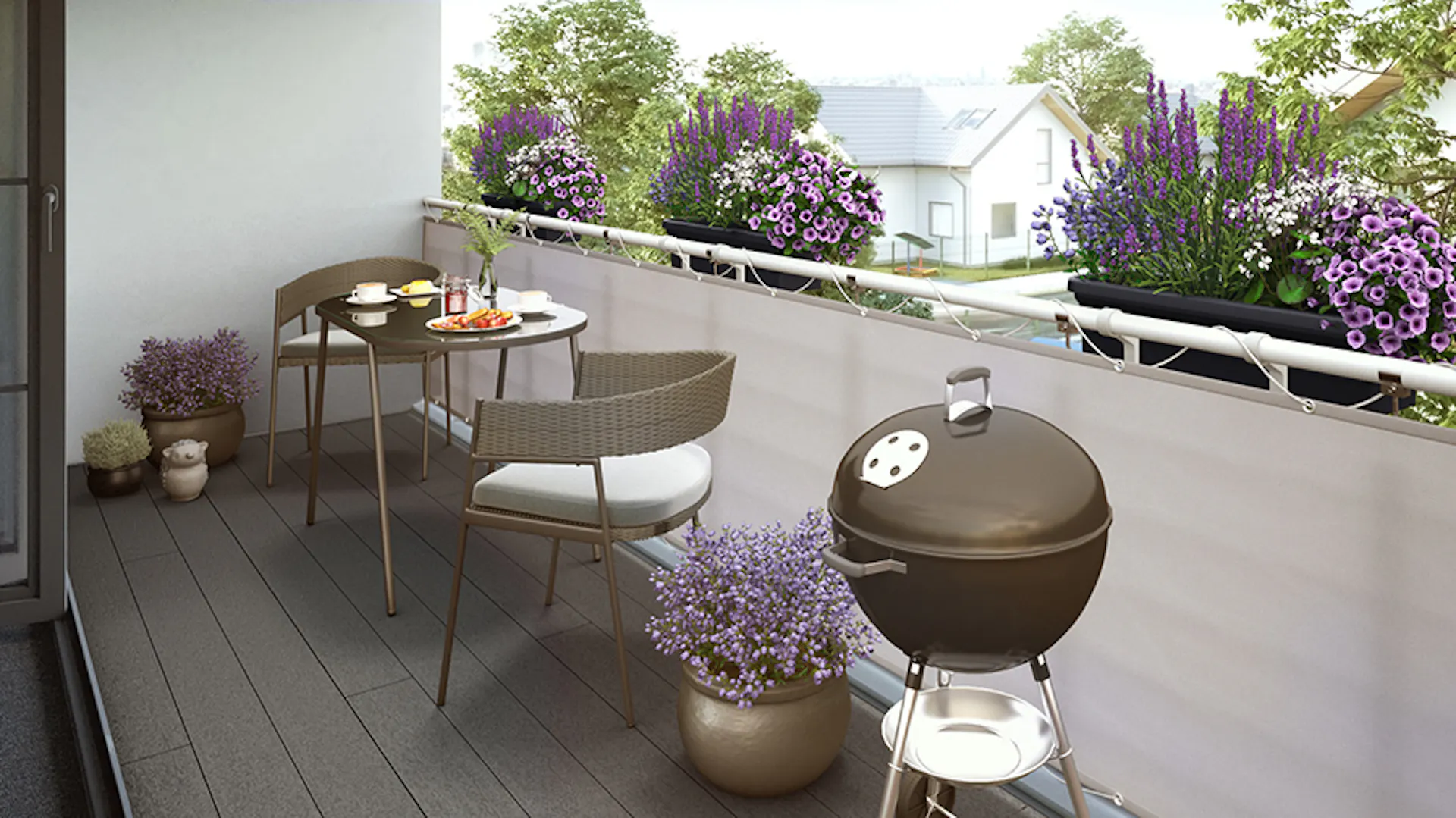 Gartengestaltung moderner Balkon mit Stühlen und Tisch aus Polyrattan auf dunklen Fliesen neben Grill und Topf in Metallicton neben hellem Sichtschutz und Blumenkästen an Geländer
