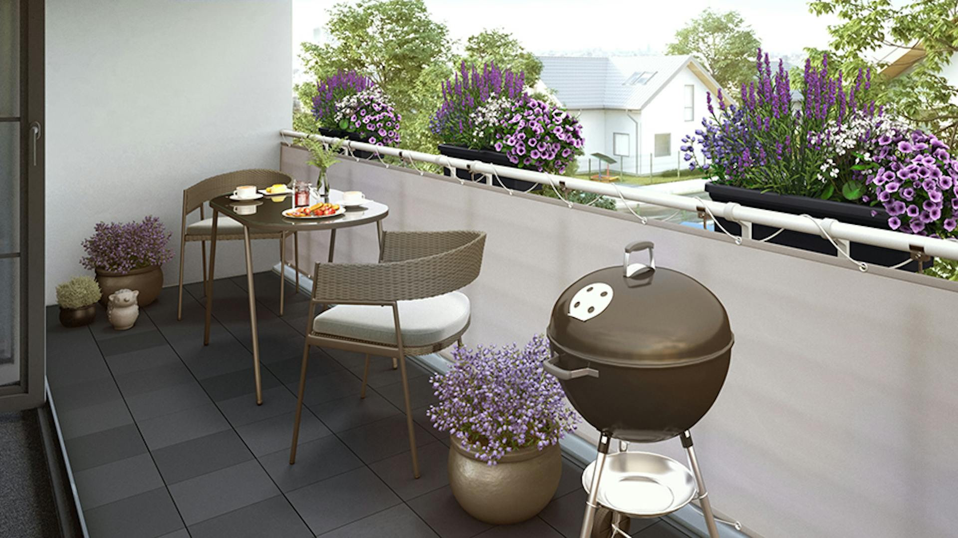 Gartengestaltung moderner Balkon mit Stühlen und Tisch aus Polyrattan auf dunklen Fliesen neben Grill und Topf in Metallicton neben hellem Sichtschutz und Blumenkästen an Geländer