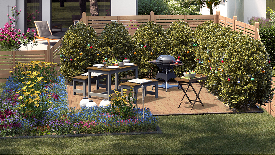 Gartengestaltung natürlicher Sitzplatz mit Sitzgruppe aus Holz und Metall an Grill auf Holzboden neben natürlich bepflanzten Beeten und geschmückten Bäumen
