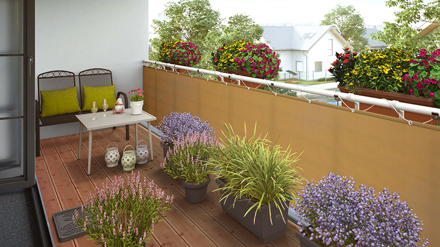 Gartengestaltung natürlicher Balkon mit Bank aus Metall und weißem Tisch neben reichlich bepflanzten Blumentöpfen auf Holzboden und Blumenkästen an Geländer