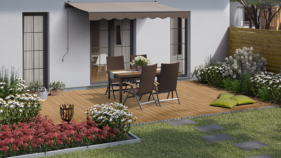 Gartengestaltung natürliche Terrasse mit Sitzgruppe aus Polyrattan auf Holzboden unter Markise neben eingefassten Beeten mit natürlicher Bepflanzung und hohem Holzzaun als Sichtschutz
