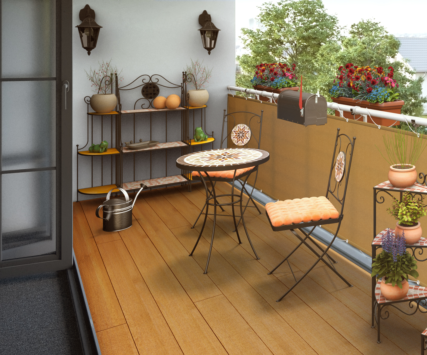 Ideen für die Gartengestaltung mediterraner Balkon mit Tisch Stühlen und Regalen aus Gusseisen mit Mosaiken und Terrakottatöpfen auf Holzboden an Sichtschutz neben Blumenkästen unter schwarzen Wandlaternen