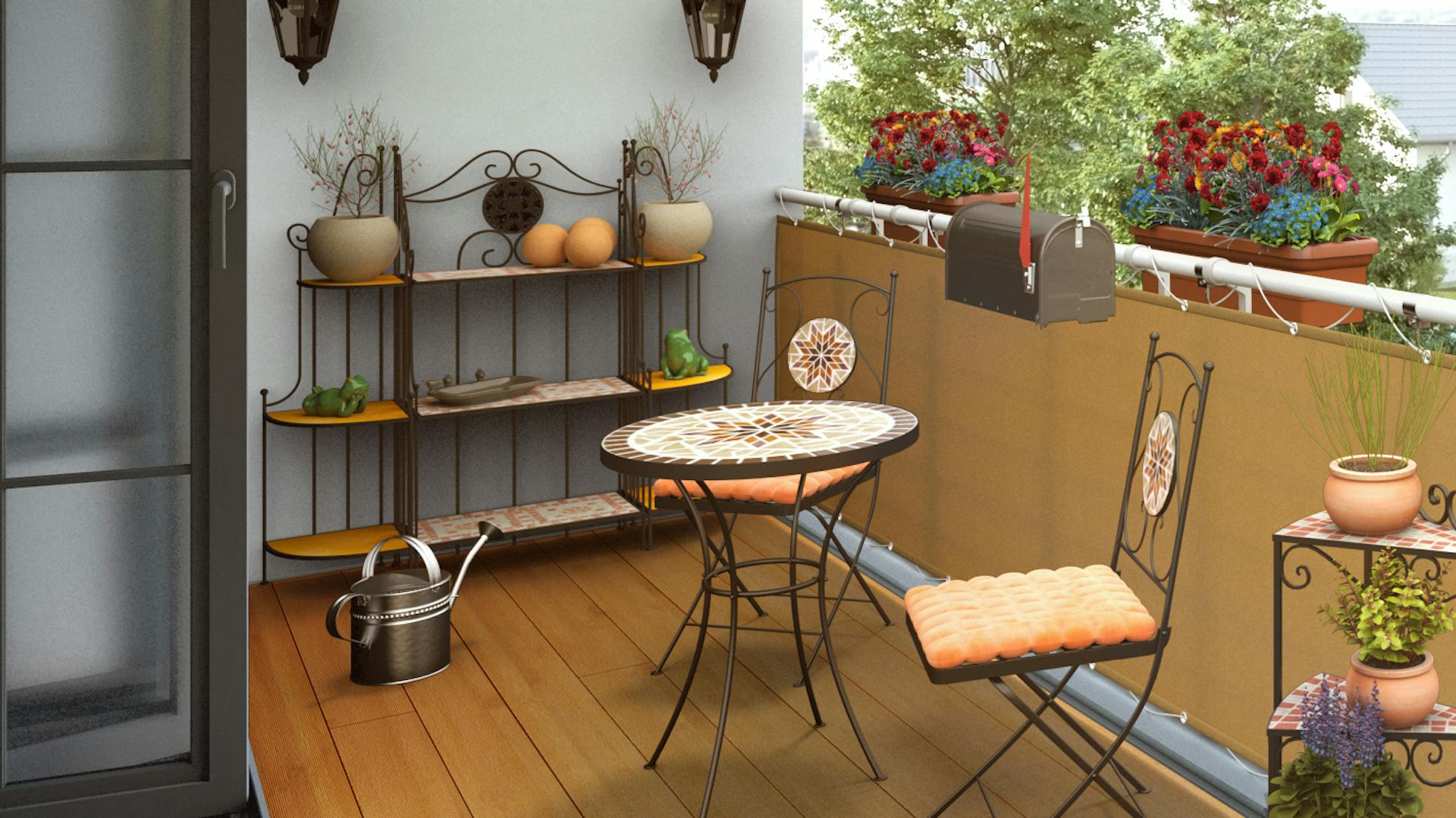 Ideen für die Gartengestaltung mediterraner Balkon mit Tisch Stühlen und Regalen aus Gusseisen mit Mosaiken und Terrakottatöpfen auf Holzboden an Sichtschutz neben Blumenkästen unter schwarzen Wandlaternen