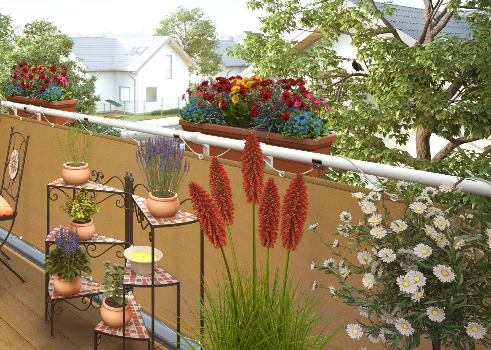 Ideen für die Gartengestaltung mediterraner Balkon mit Regal aus Gusseisen und bepflanzten Terrakottatöpfen auf Holzboden an Sichtschutz mit Blumenkästen