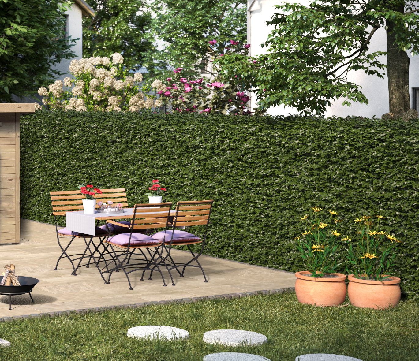 Ideen für die Gartengestaltung mediterranes Gartenhaus Sitzecke aus Gusseisen und Holz auf Natursteinboden neben Terrakottatöpfen Rasen und Hecke
