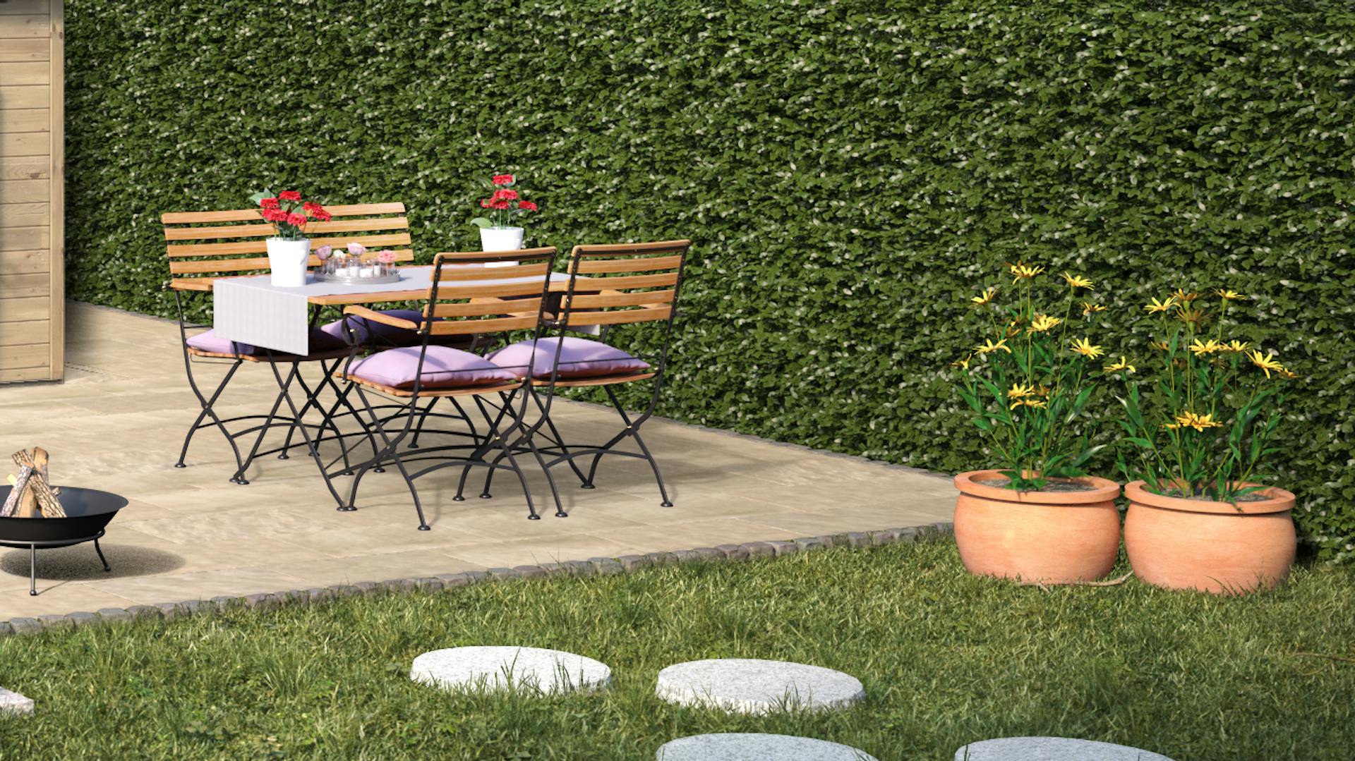 Ideen für die Gartengestaltung mediterranes Gartenhaus Sitzecke aus Gusseisen und Holz auf Natursteinboden neben Terrakottatöpfen Rasen und Hecke