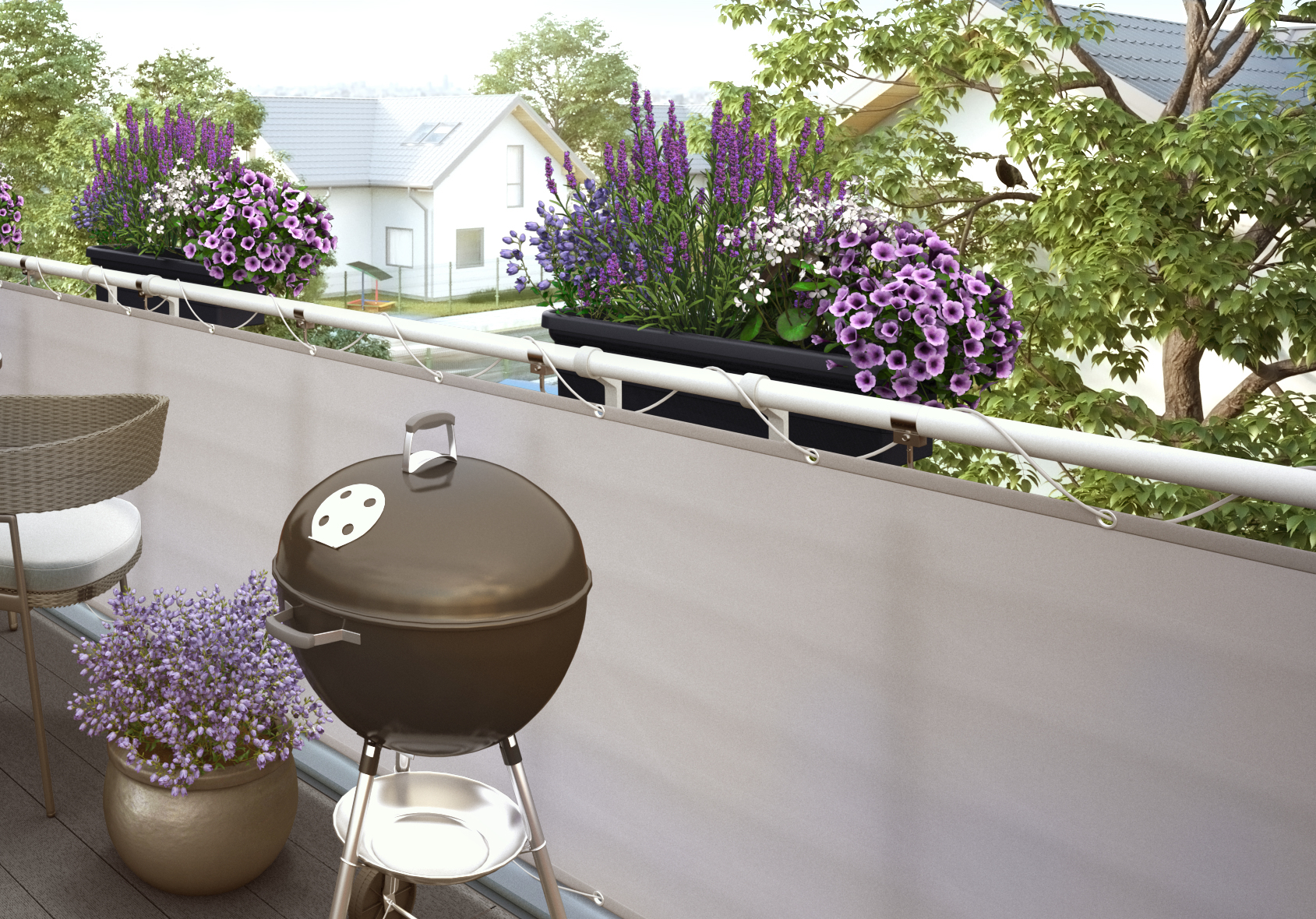 Ideen für die Gartengestaltung moderner Balkon mit hellem Sichtschutz Grill und Blumen in Metalltöpfen und Blumenkästen in Lilatönen