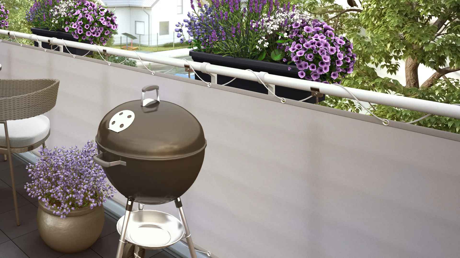 Nápady na úpravu záhrady – moderný balkón so svetlou protipohľadovou ochranou, grilom a kvetmi v kovových kvetináčoch a črepníkoch vo fialových odtieňoch