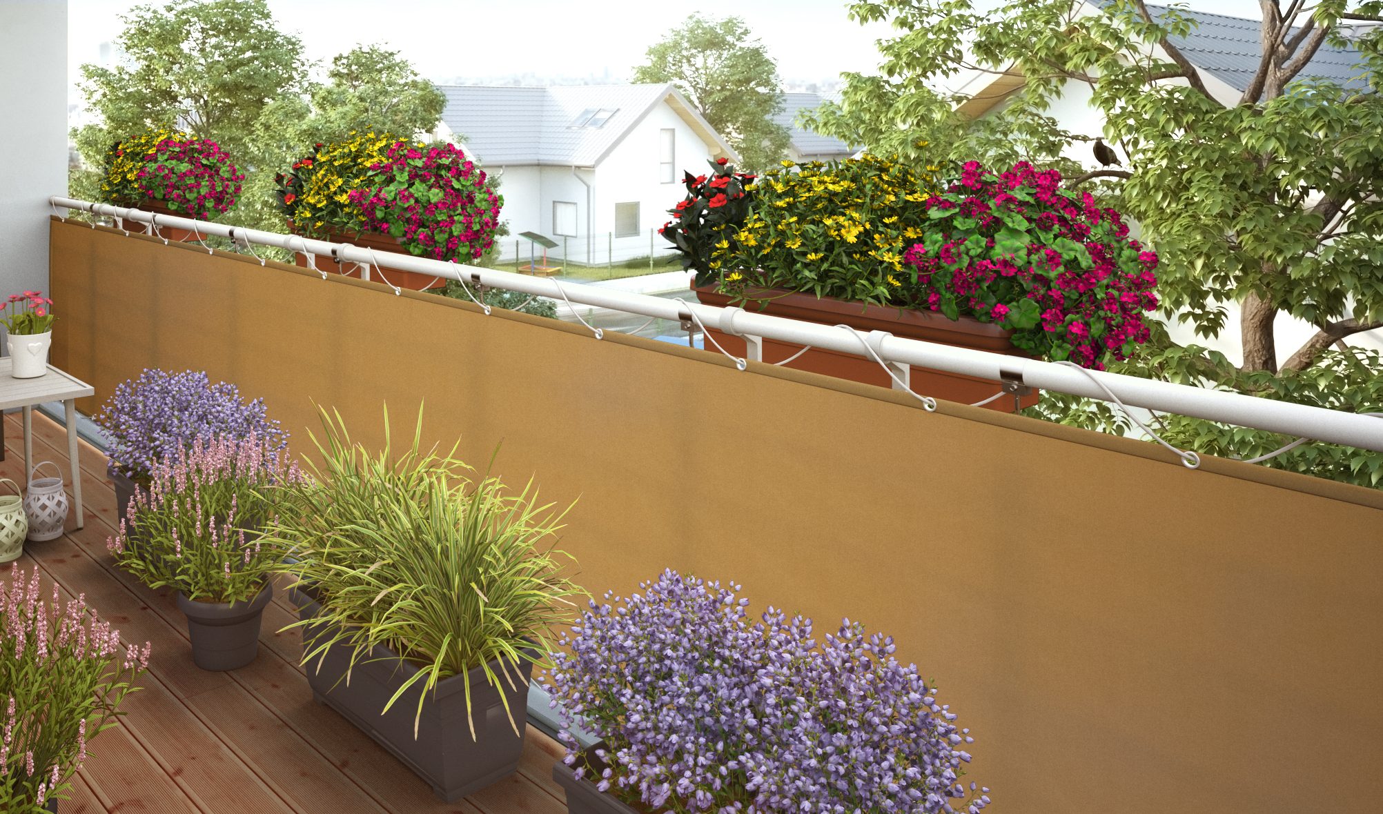 Ideen für die Gartengestaltung natürlicher Balkon mit Pflanzen in Blumentöpfen und Blumenkästen an Geländer mit Sichtschutz