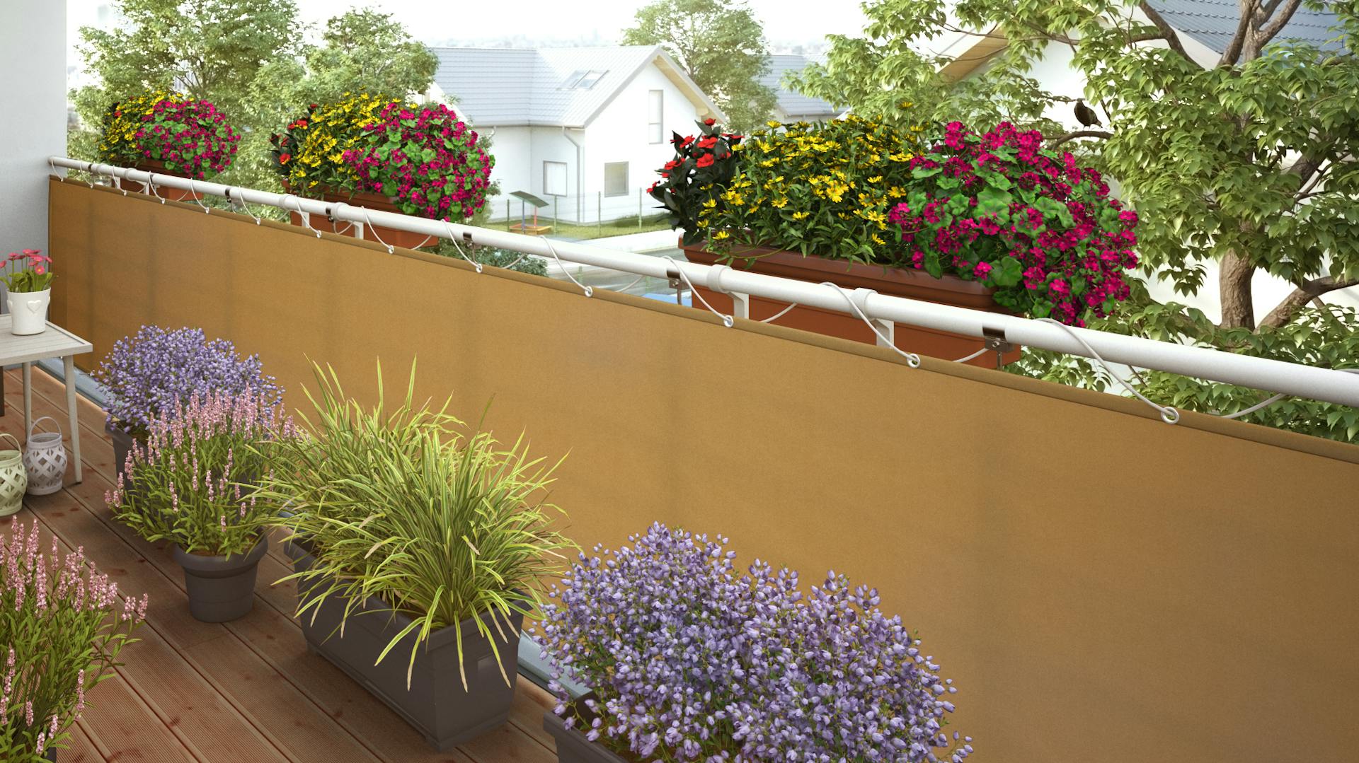 Ideen für die Gartengestaltung natürlicher Balkon mit Pflanzen in Blumentöpfen und Blumenkästen an Geländer mit Sichtschutz