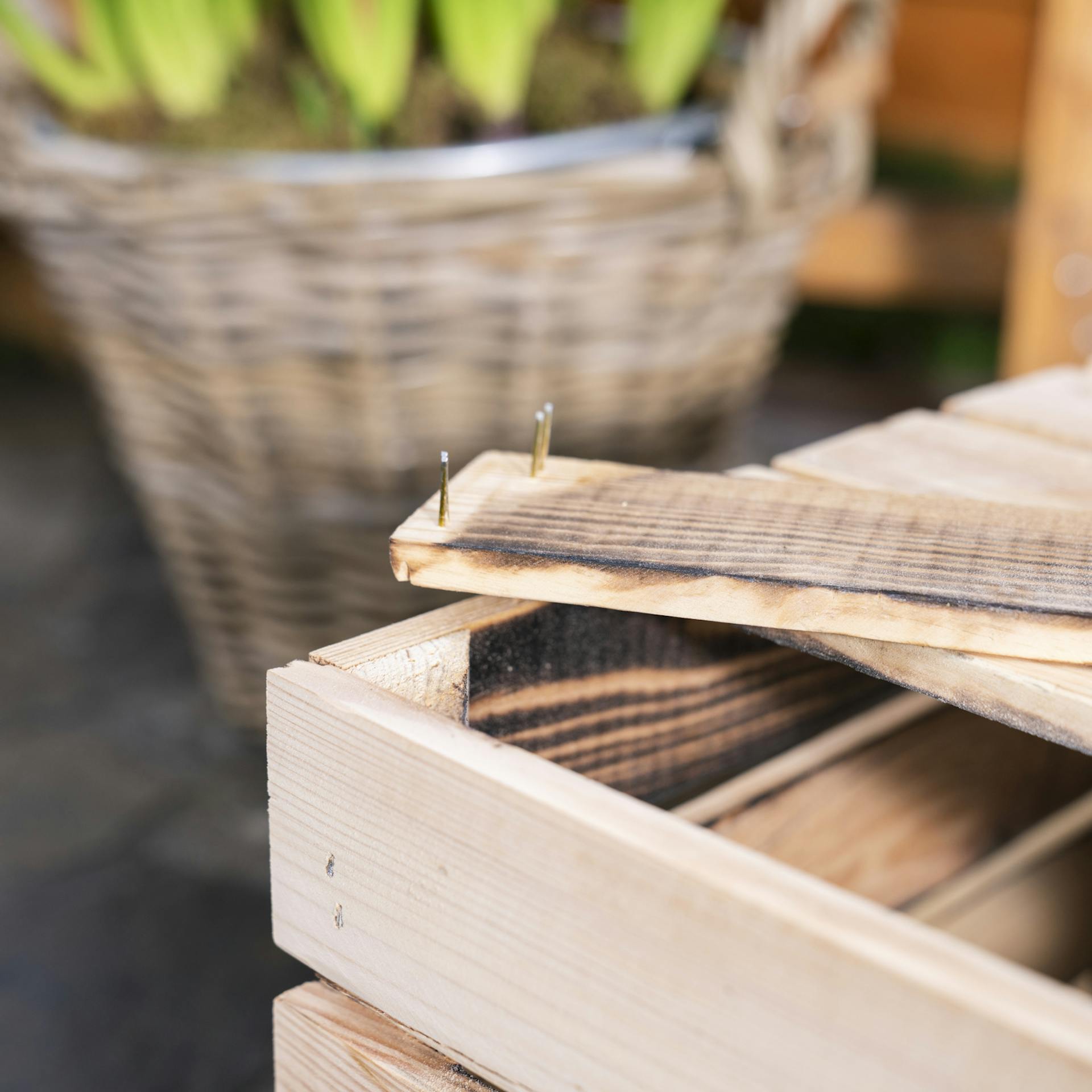 Der Boden einer Holzkiste, mit einer fehlenden Diele.