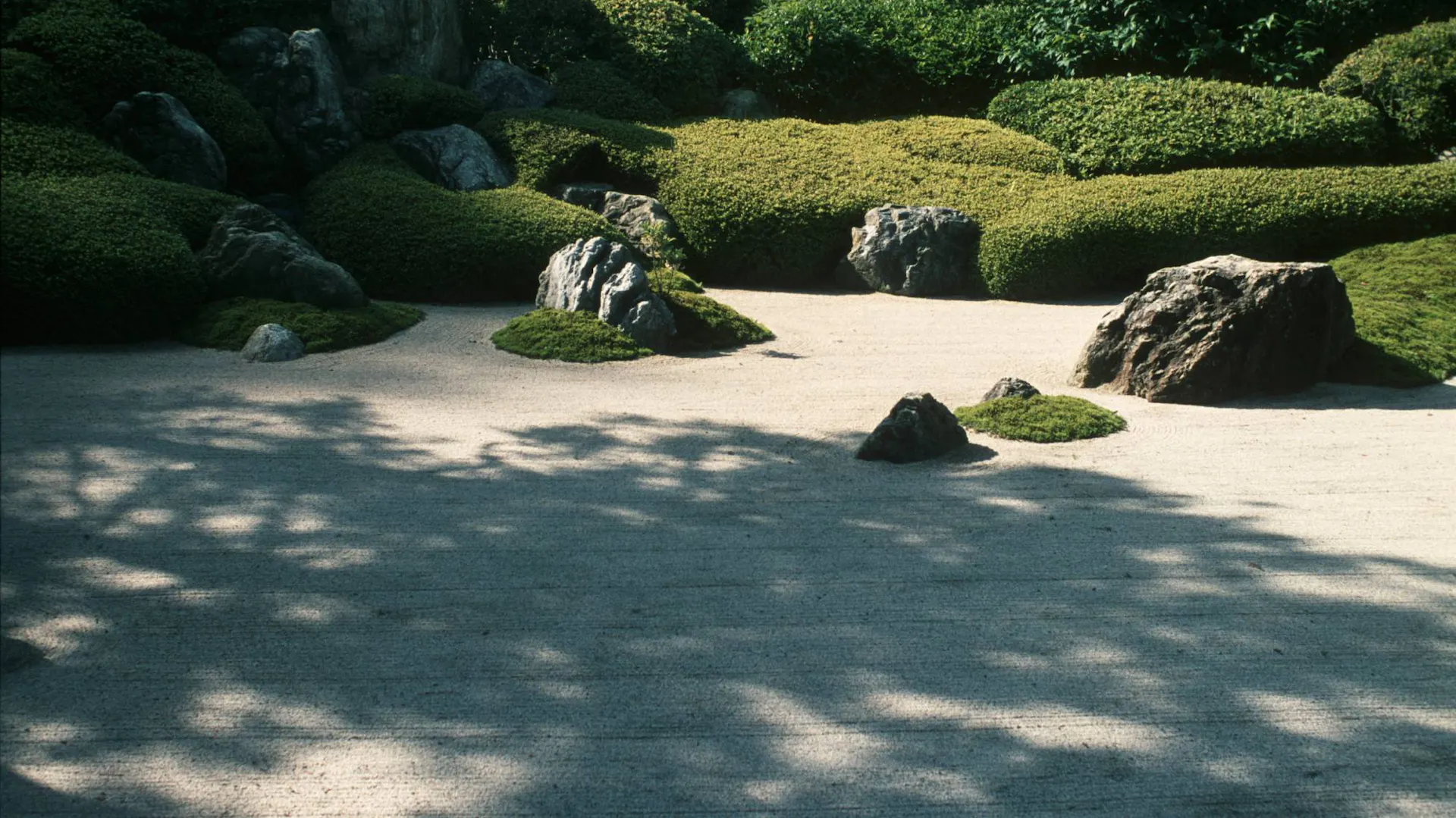 Oblázková zahrada s kameny v asijském stylu