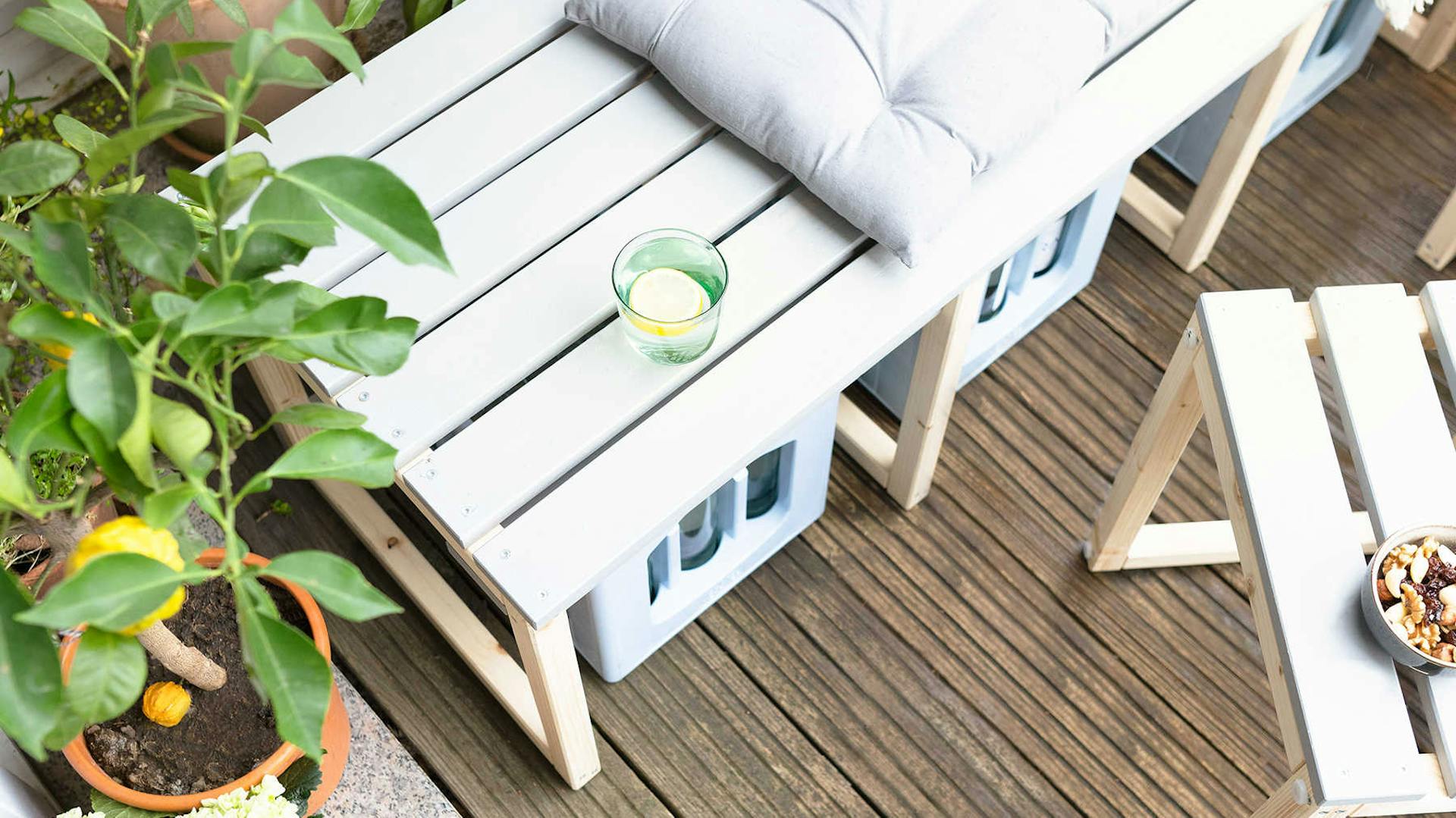 Draufsicht auf die aus Vollholz bestehende Balkonbank Lasse in graublau mit viel Stauraum.