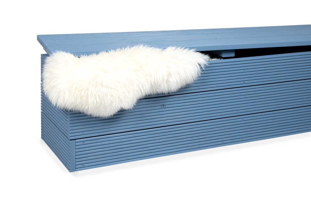 Die blaue Bank Alfred, aus der ein weißes Fell herausguckt