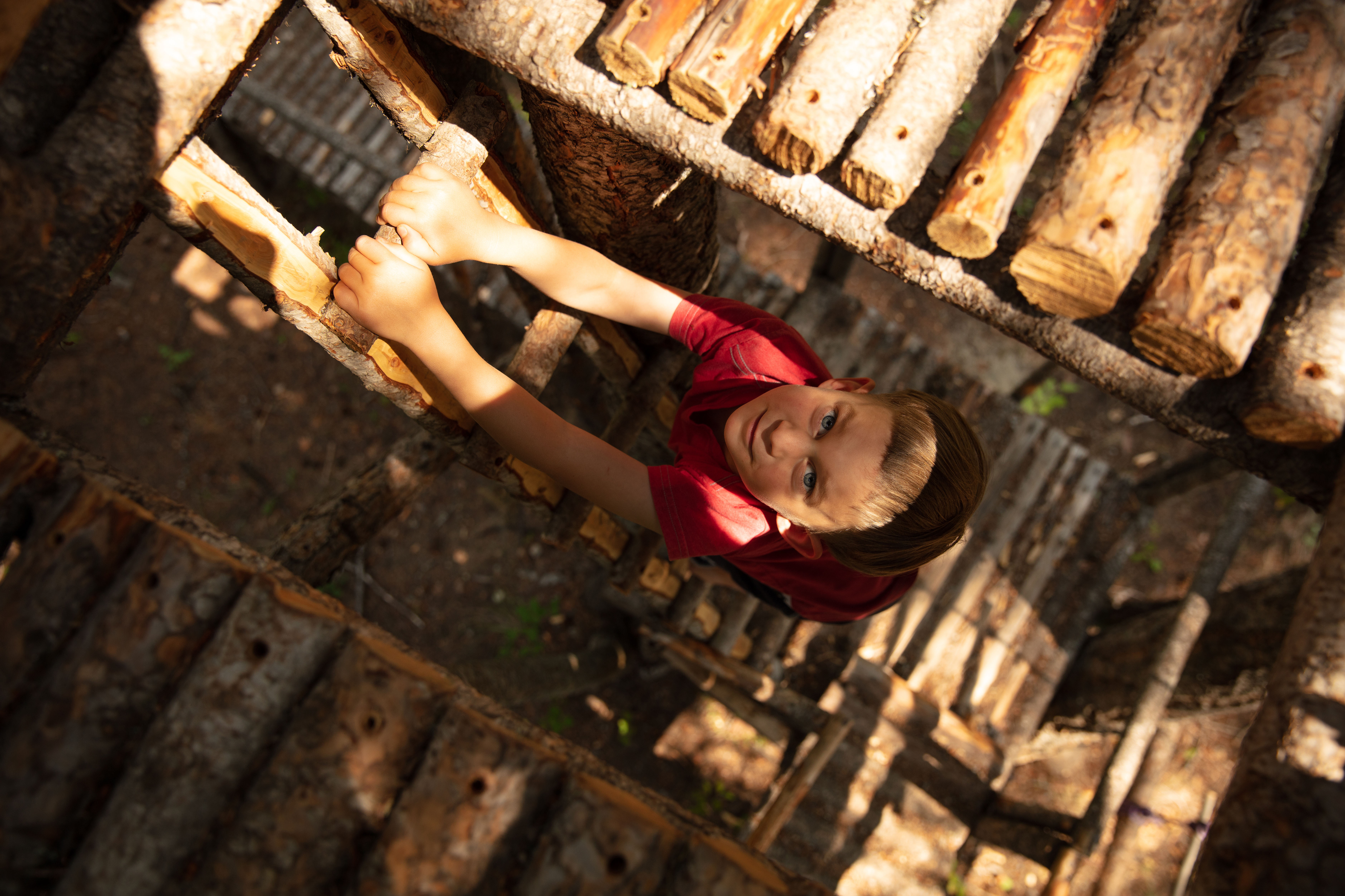 Dítě na žebříku v domku na stromě