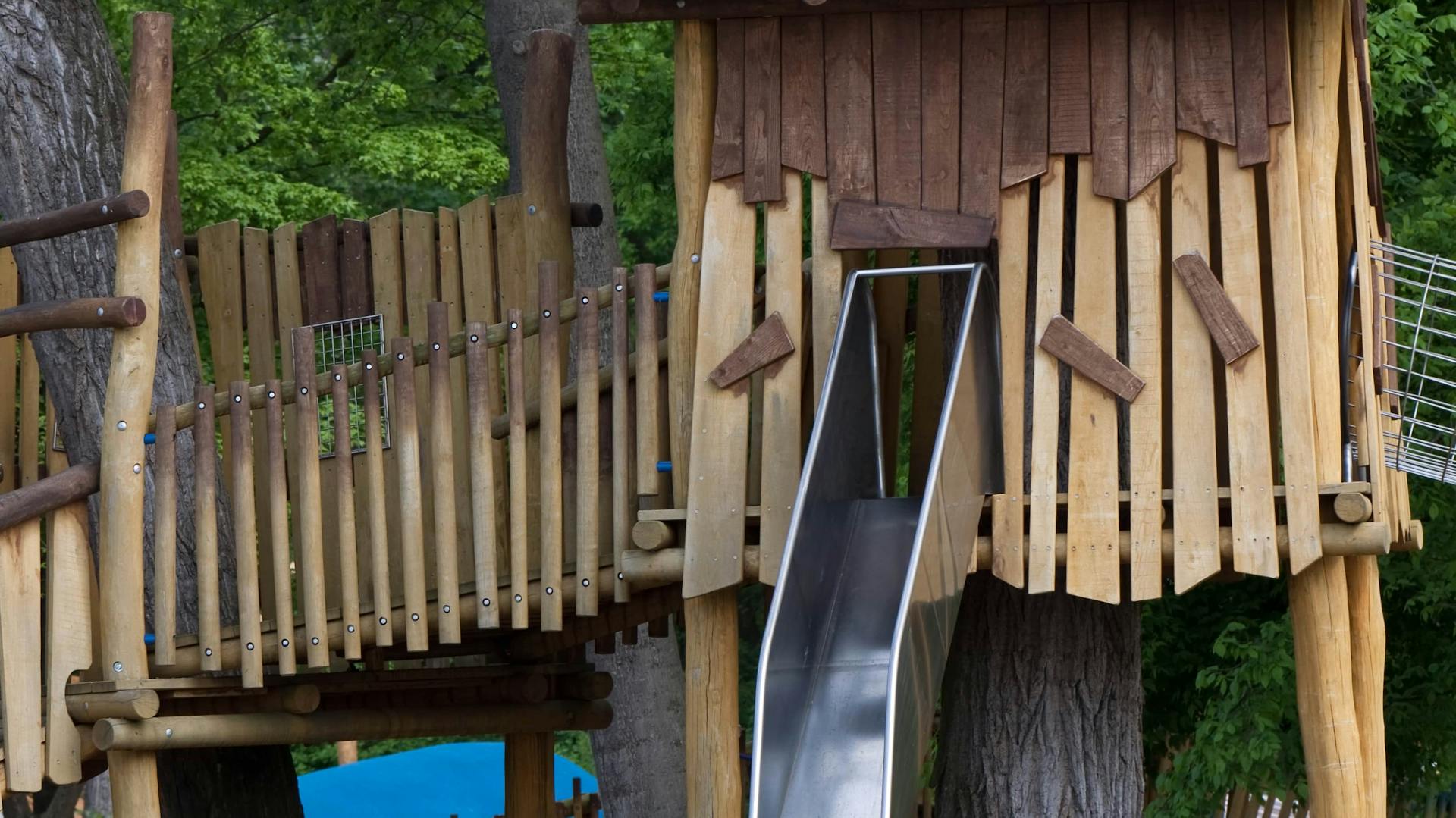 Domek na stromě se skluzavkou