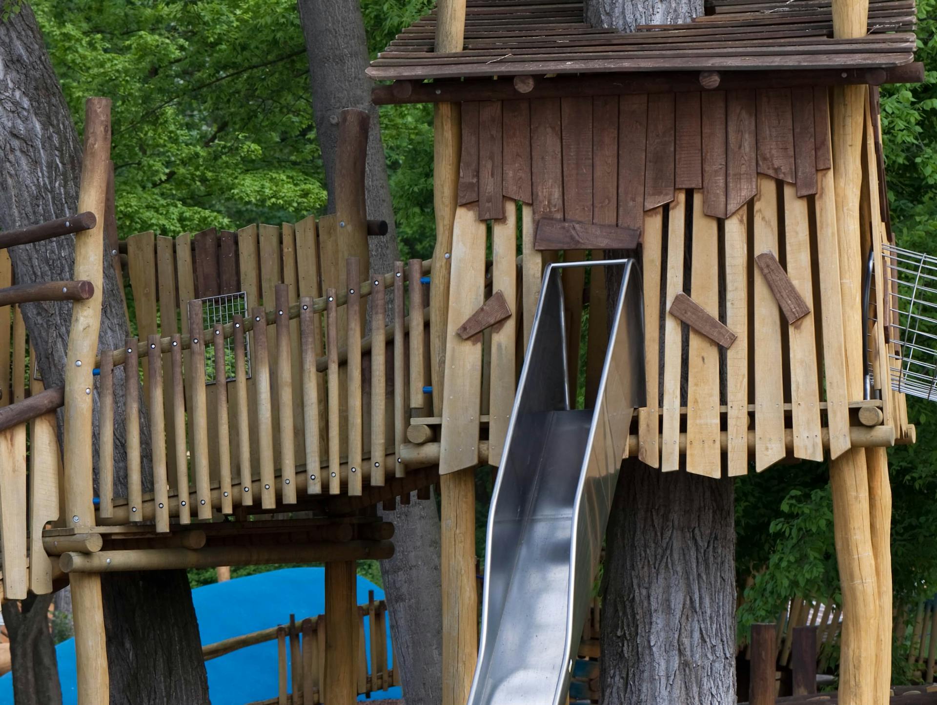 Casa sull'albero con scivolo