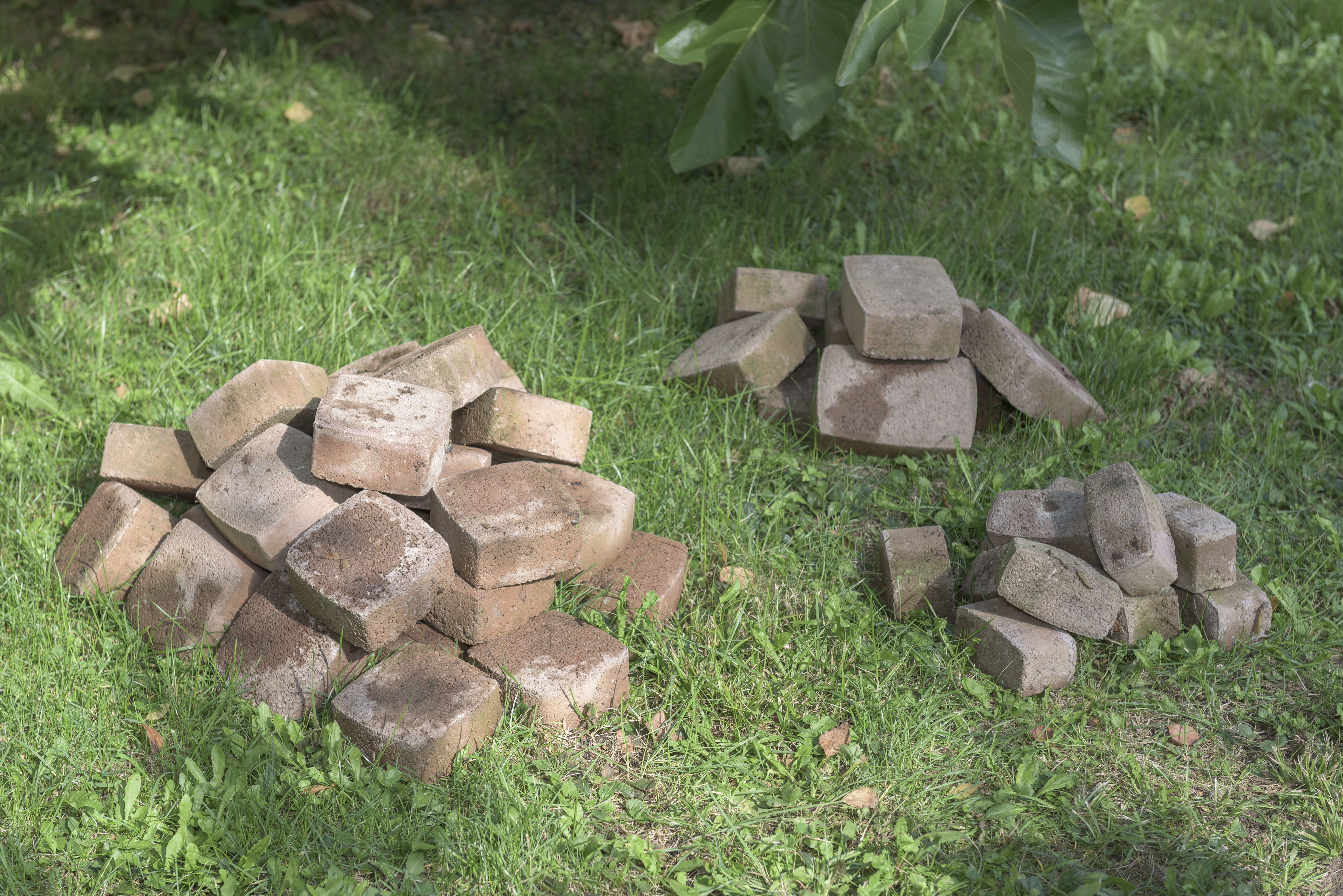 A kertben számos térkő található.