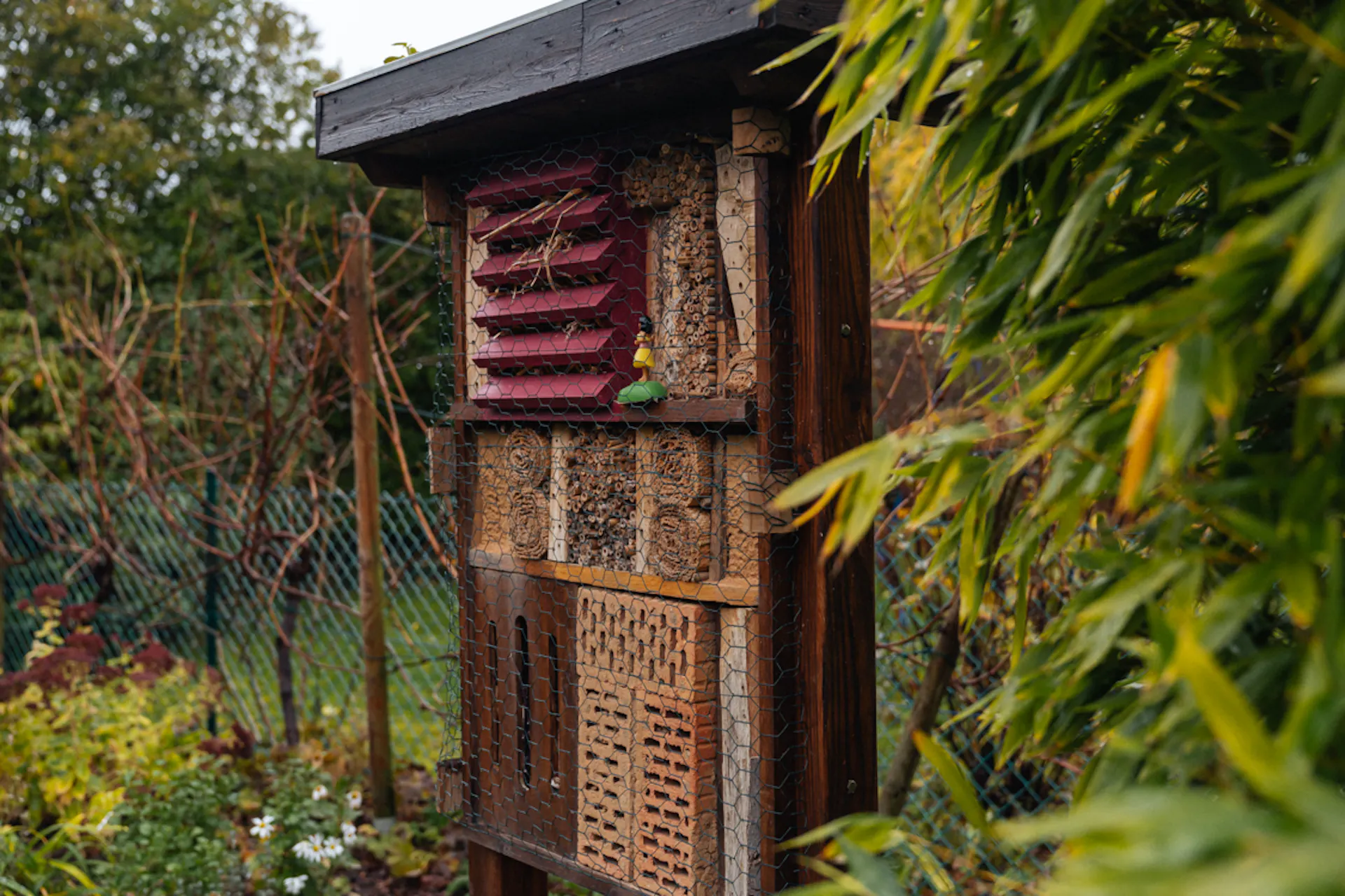 Un hôtel à insectes dans un jardin