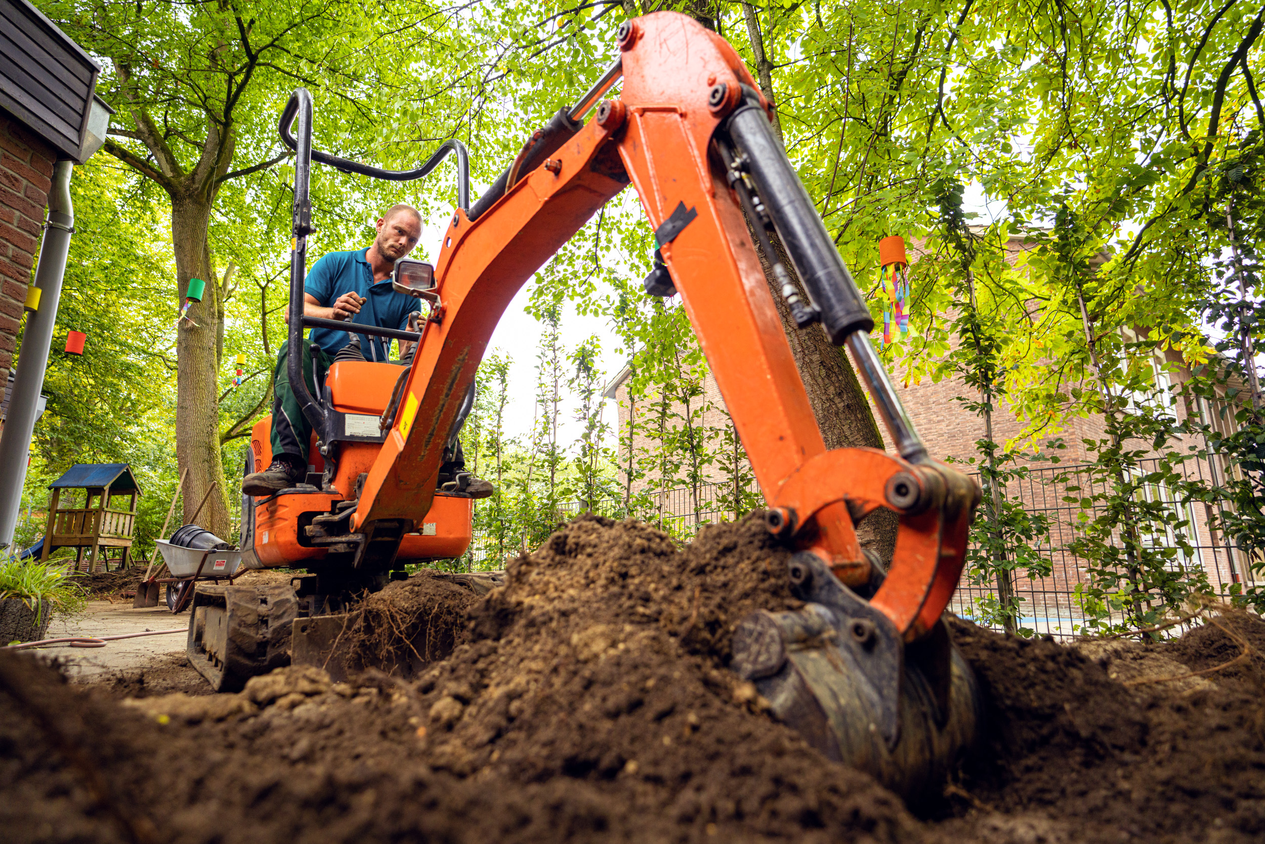 Bagger gräbt Erde um