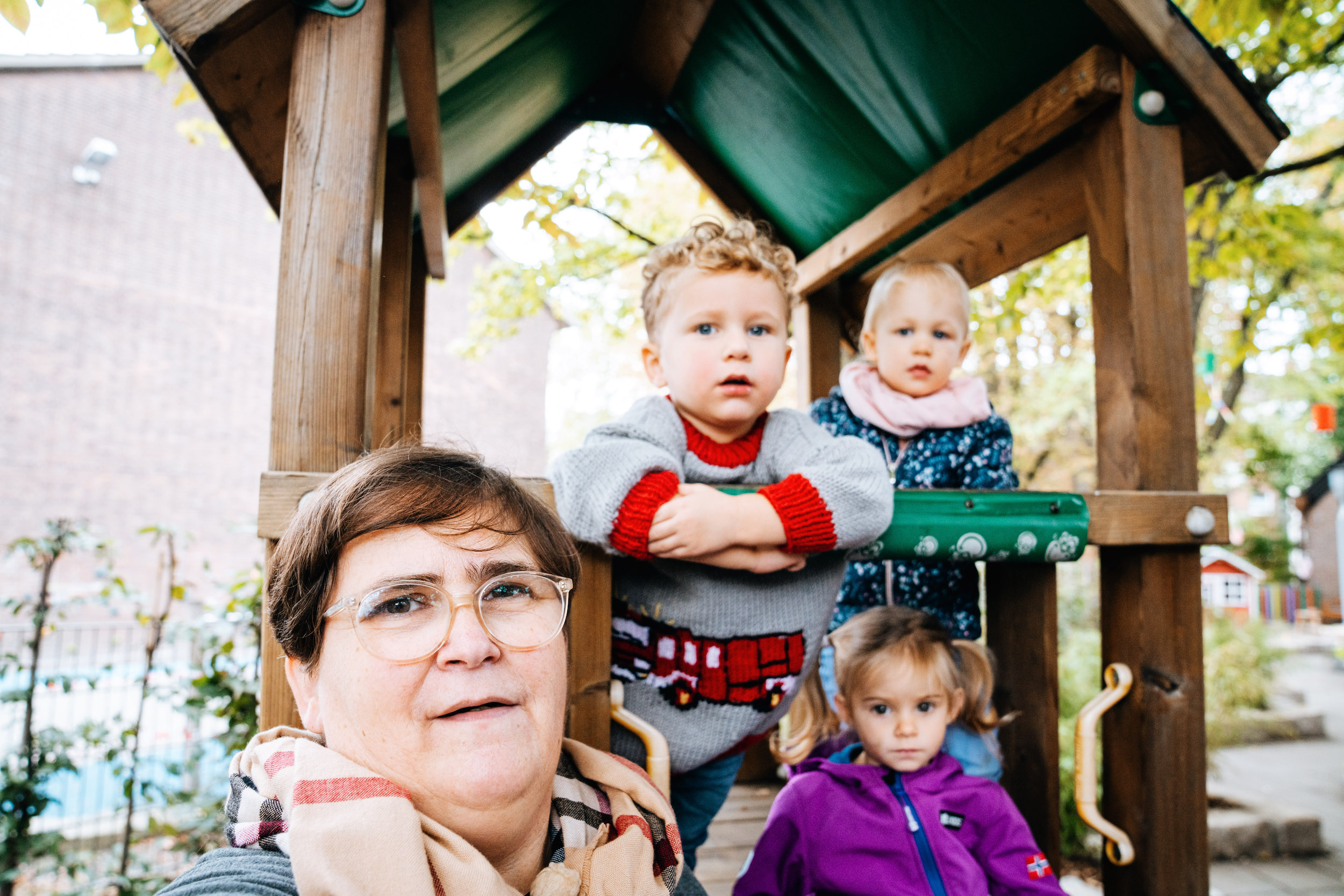 Frau mit Kindern auf einem Spielgerät
