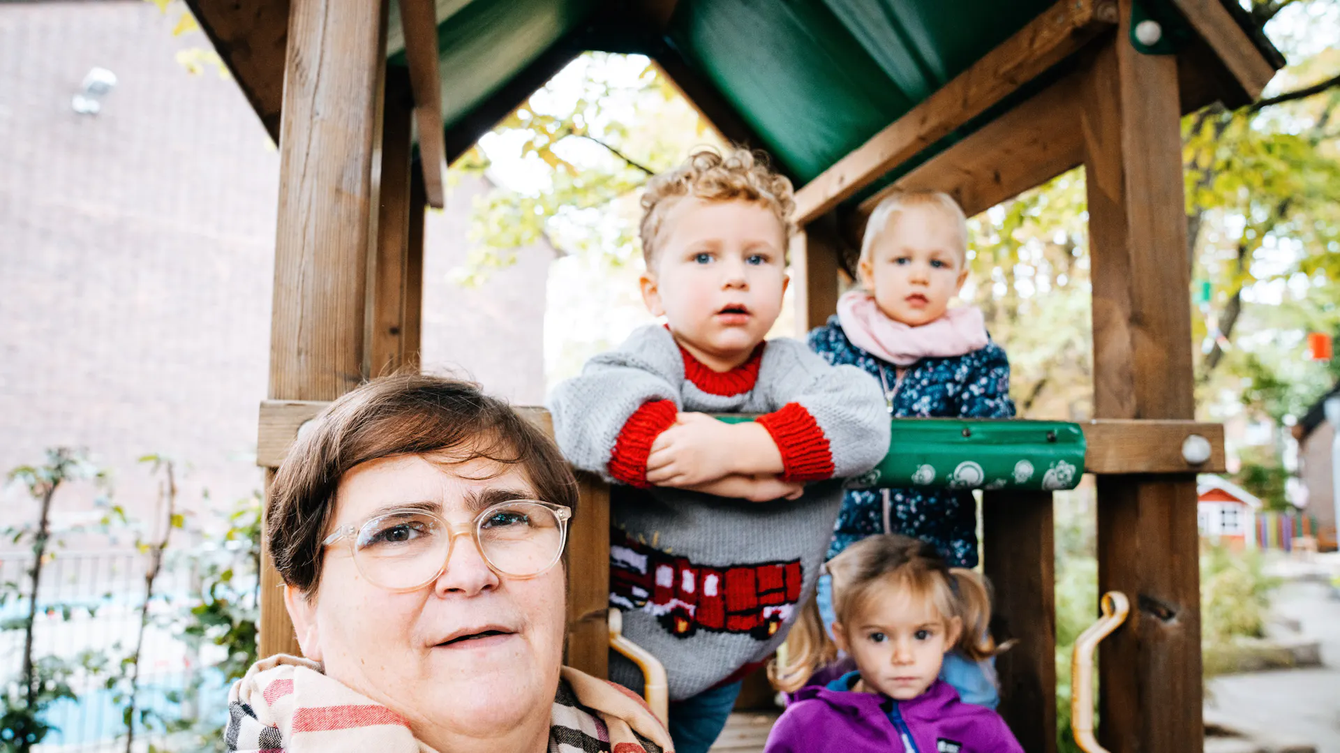 Frau mit Kindern auf einem Spielgerät