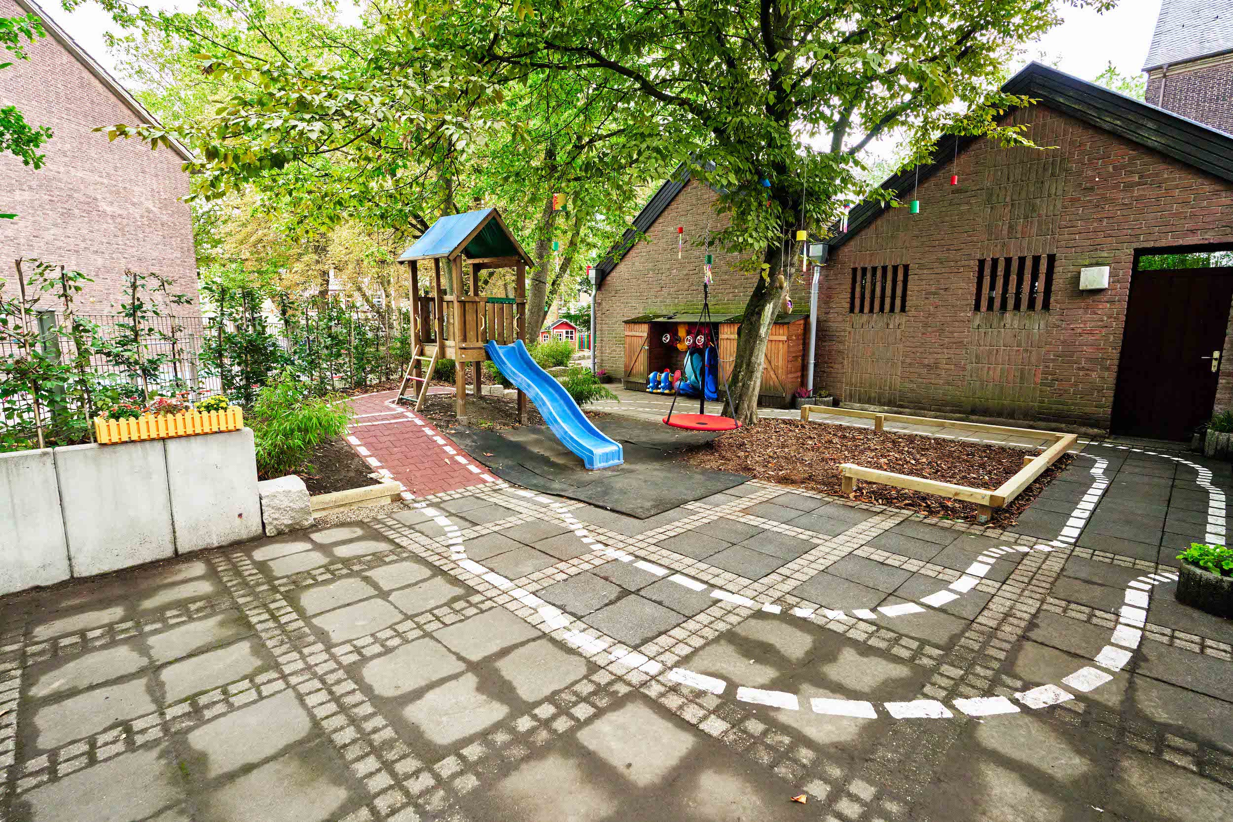 Hof mit Spielgerät und Bobby-Car-Strecke