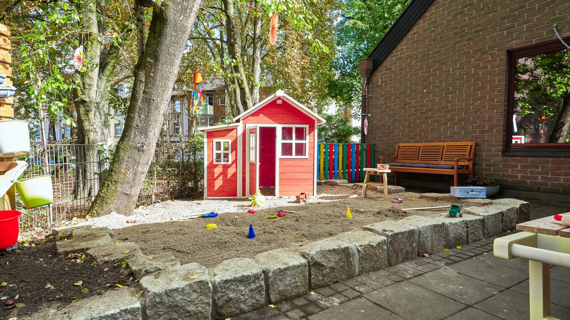 Sandkasten mit einem Spielhaus