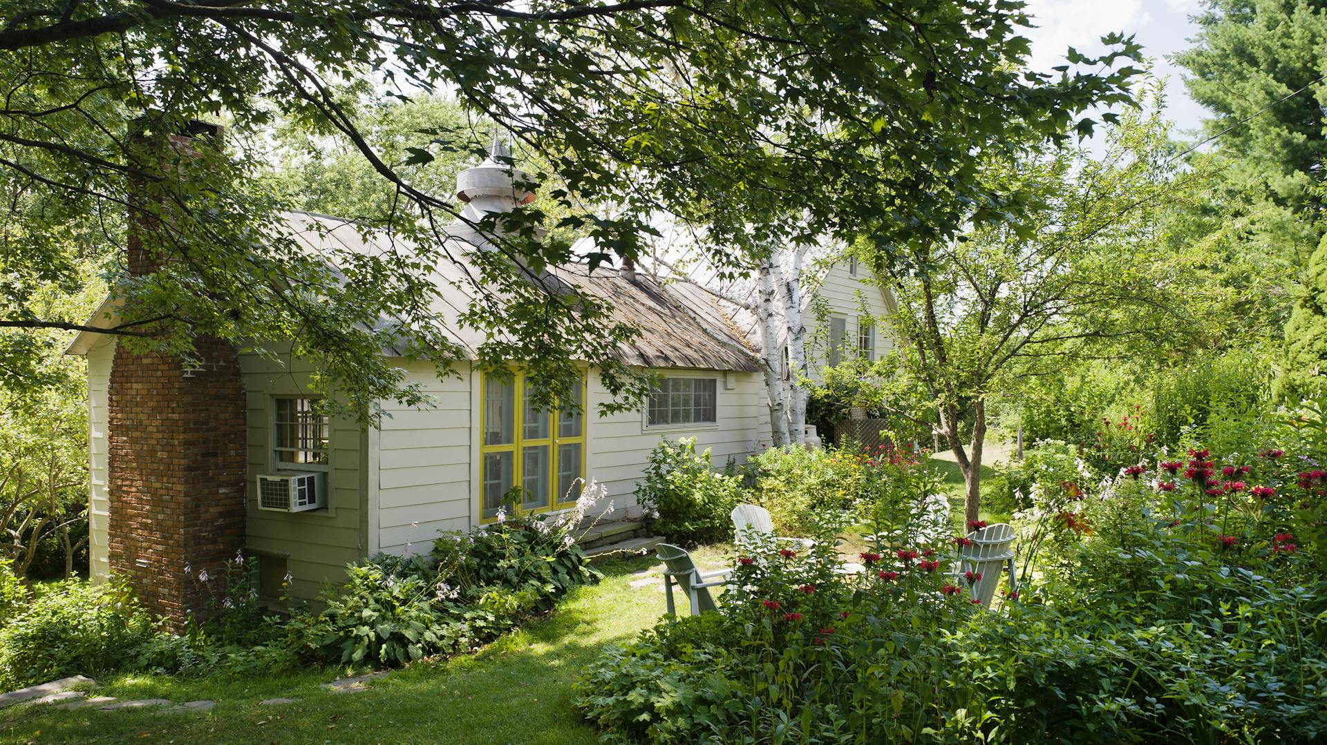 Vidéki kert nyáron