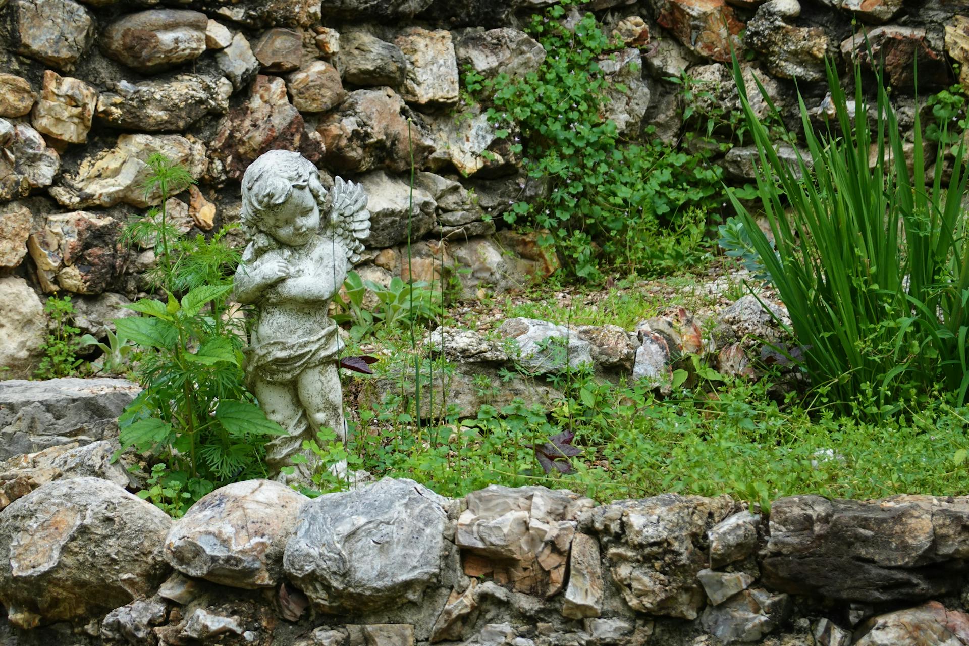 Angyal kőalak egy falusi kertben