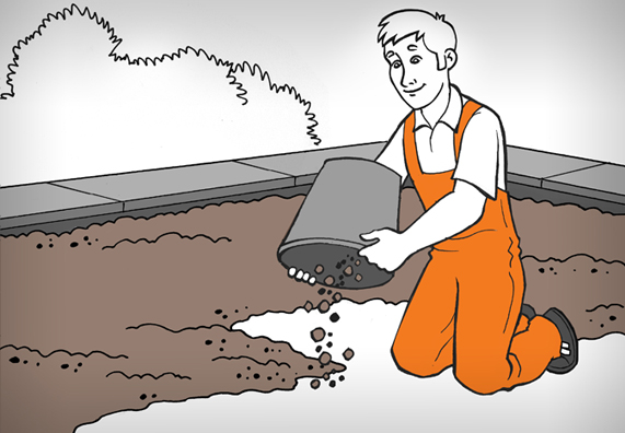 Egy barkácsoló az egész tetőre ültetőközeget hord fel a zöldtető beültetéséhez.