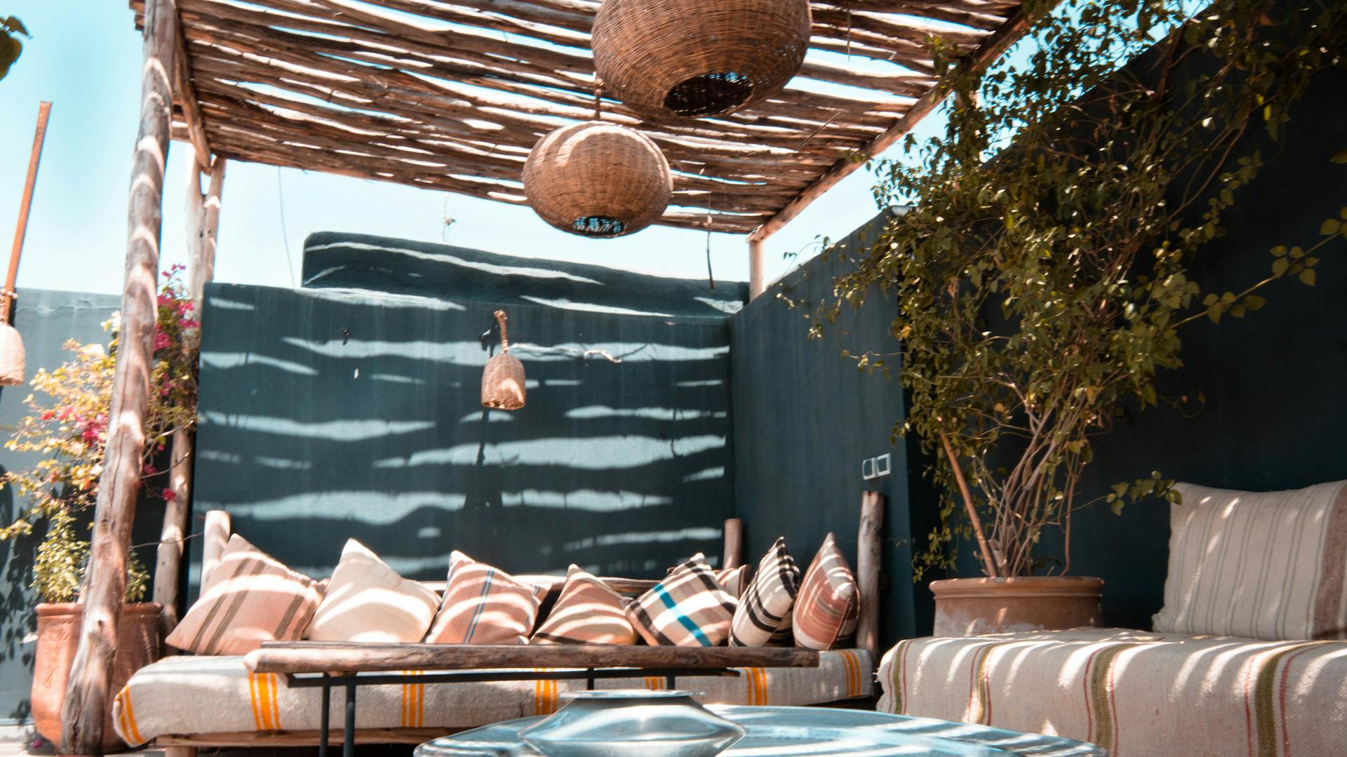 Belátásgátló egy tetőkertben, színes belátásgátló falakkal kétoldalt és félig nyitott tetővel.