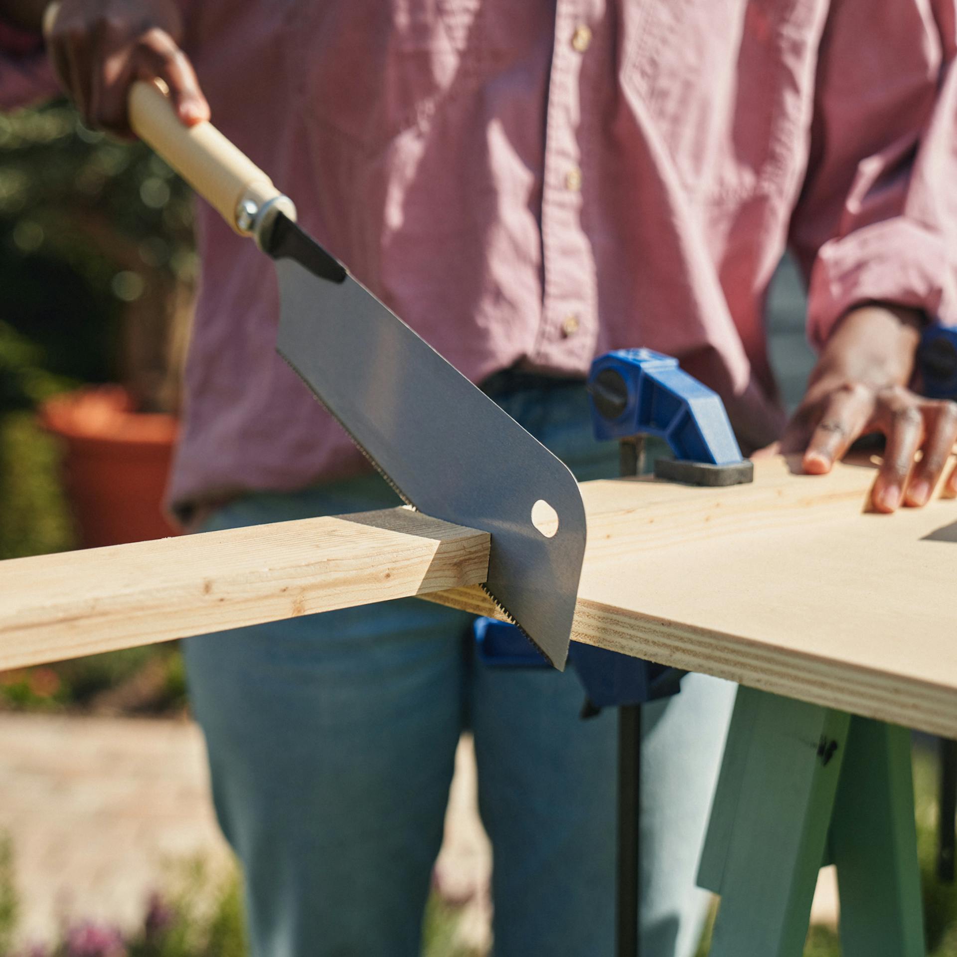 A deszkát egy fűrész segítségével fűrészelik