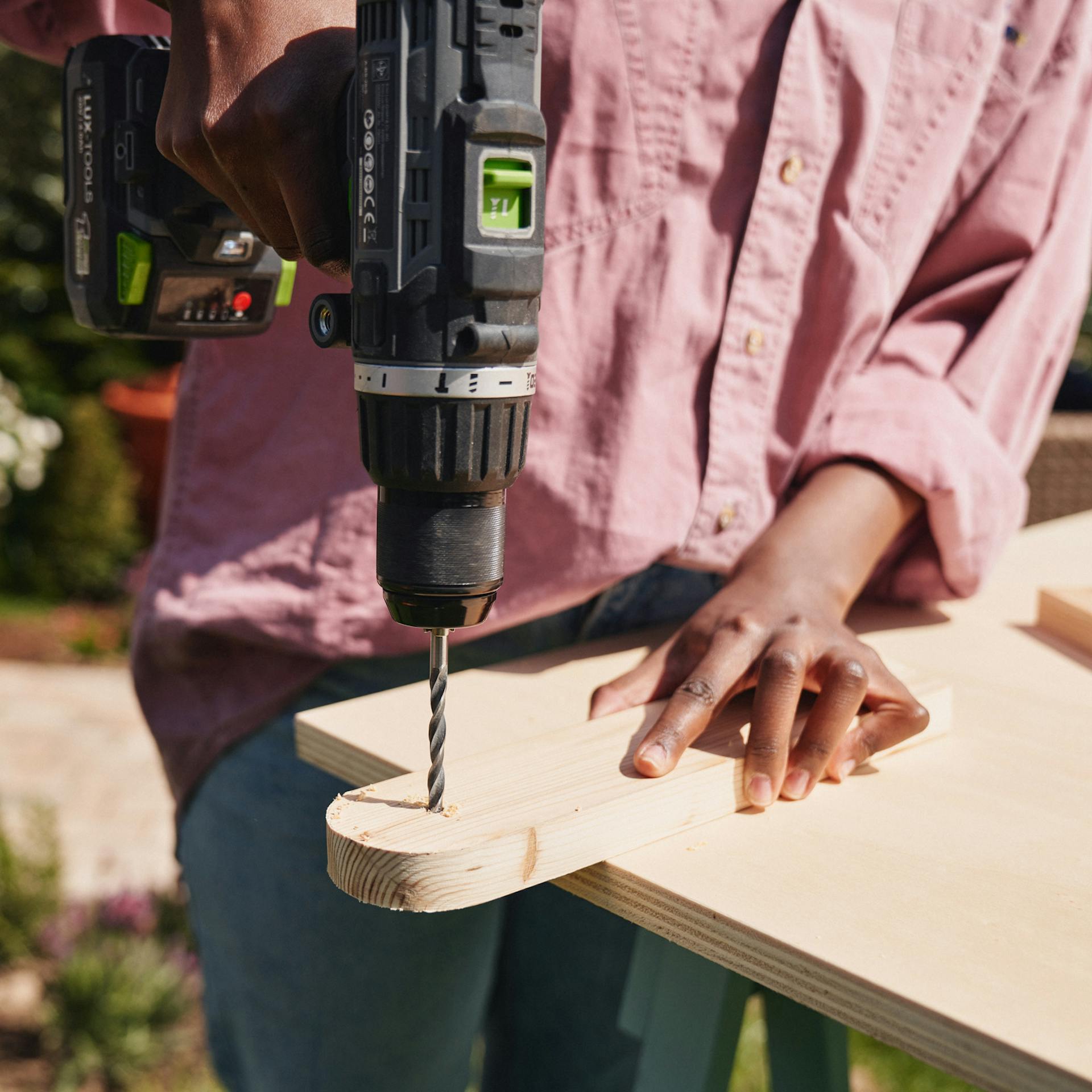 Egy nő lyukat fúr a babzsákdobó céltáblába
