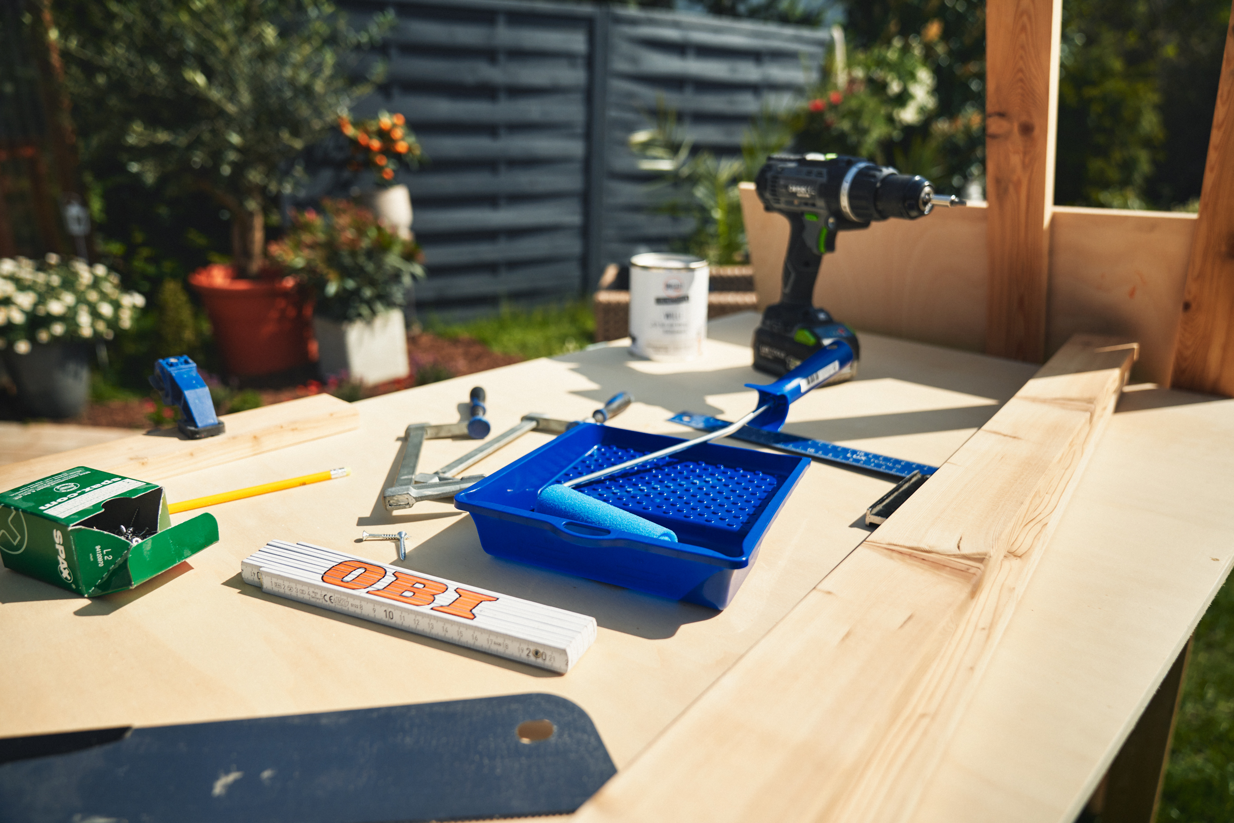 A szükséges anyagokat és szerszámokat a munkafelületen elhelyezzük