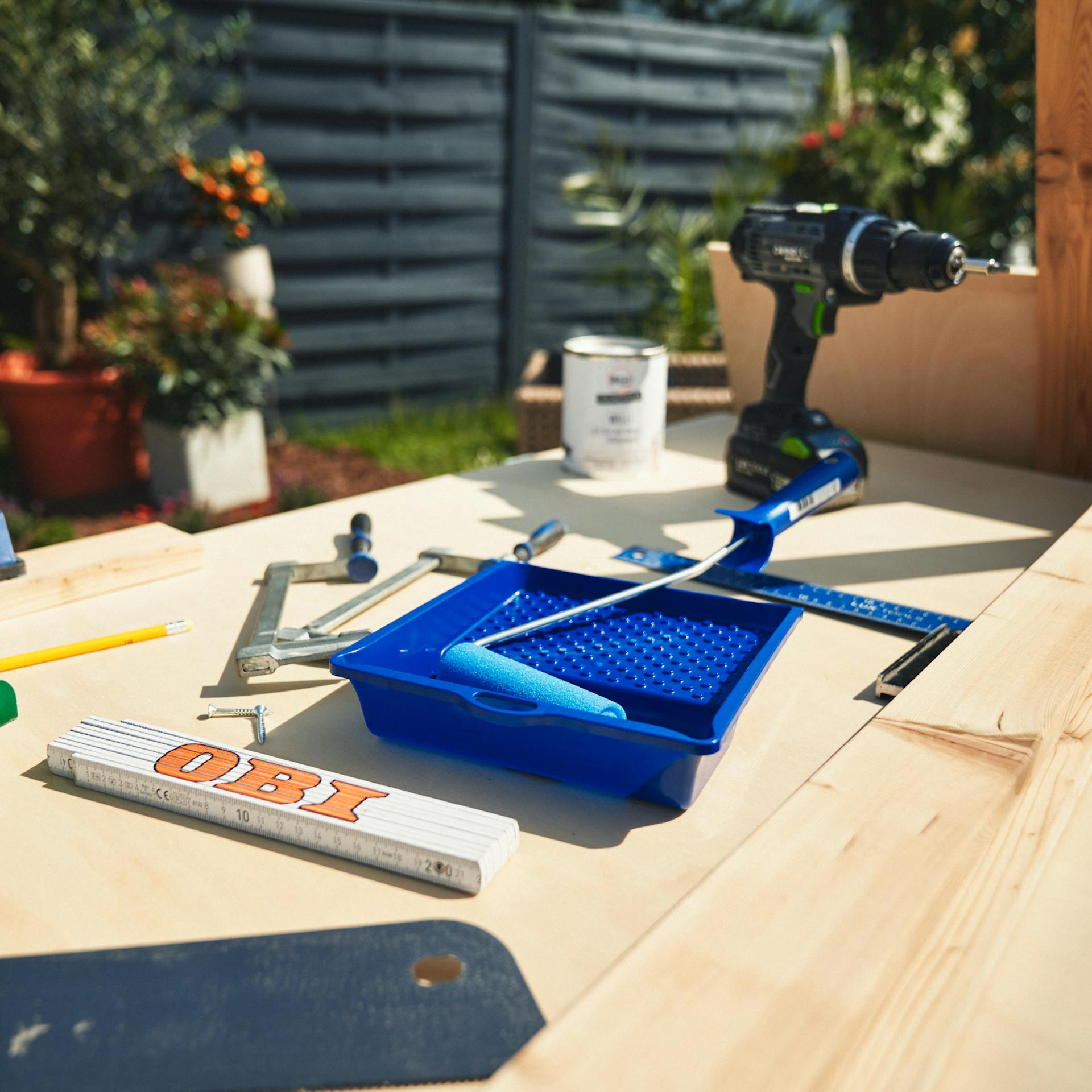 A szükséges anyagokat és szerszámokat a munkafelületen elhelyezzük