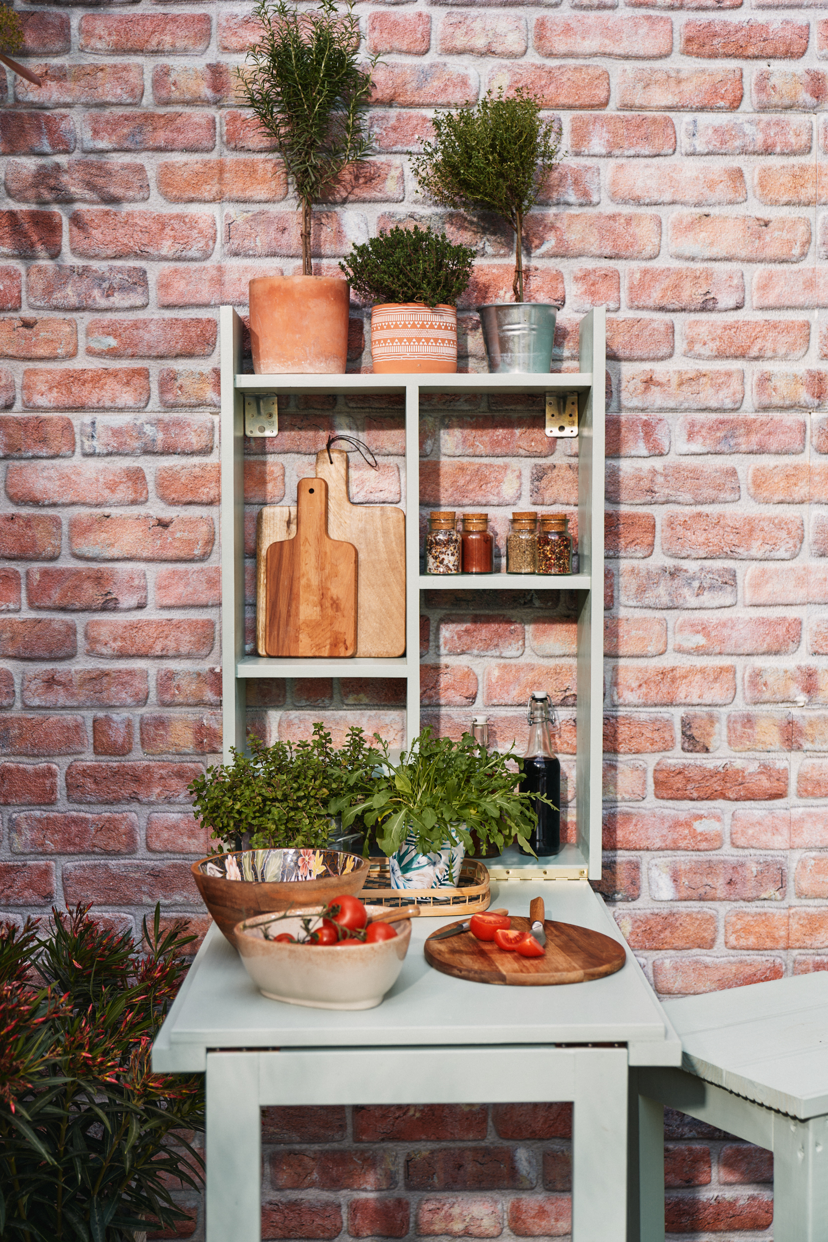 Rozložený grilovací stůl zepředu se všemi důležitými potřebami pro grilování