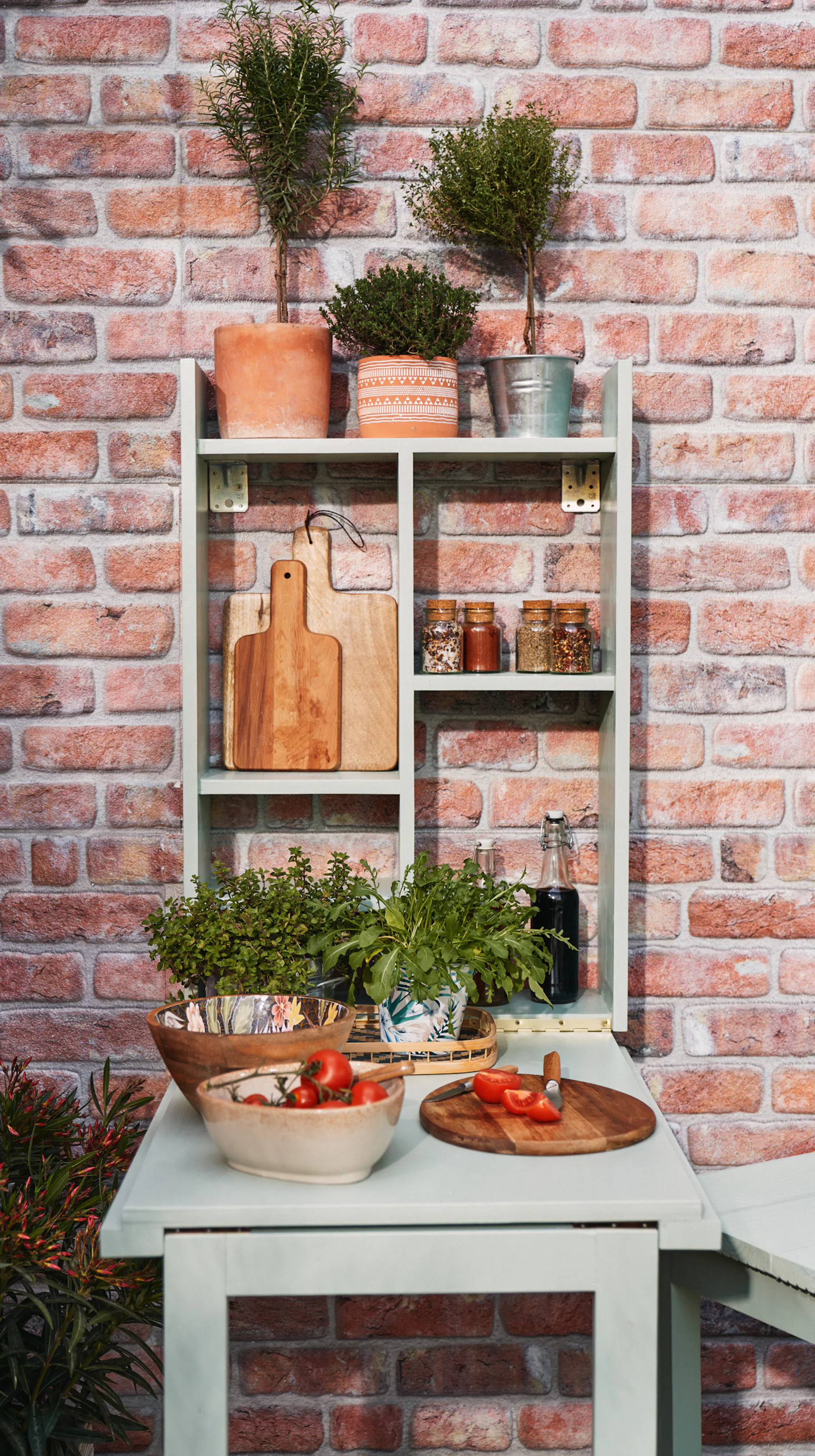 Rozložený grilovací stůl zepředu se všemi důležitými potřebami pro grilování