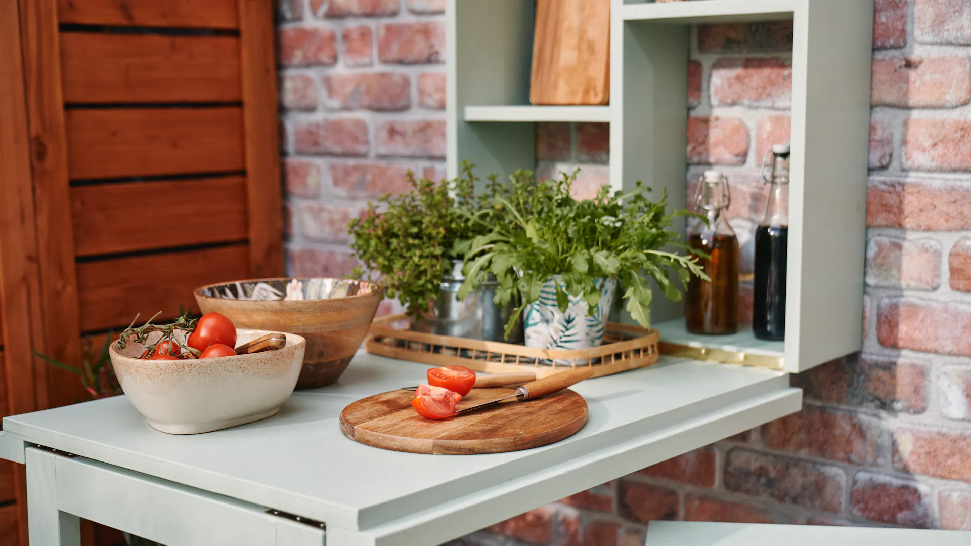 Rozložený grilovací stůl, na kterém se připravuje jídlo