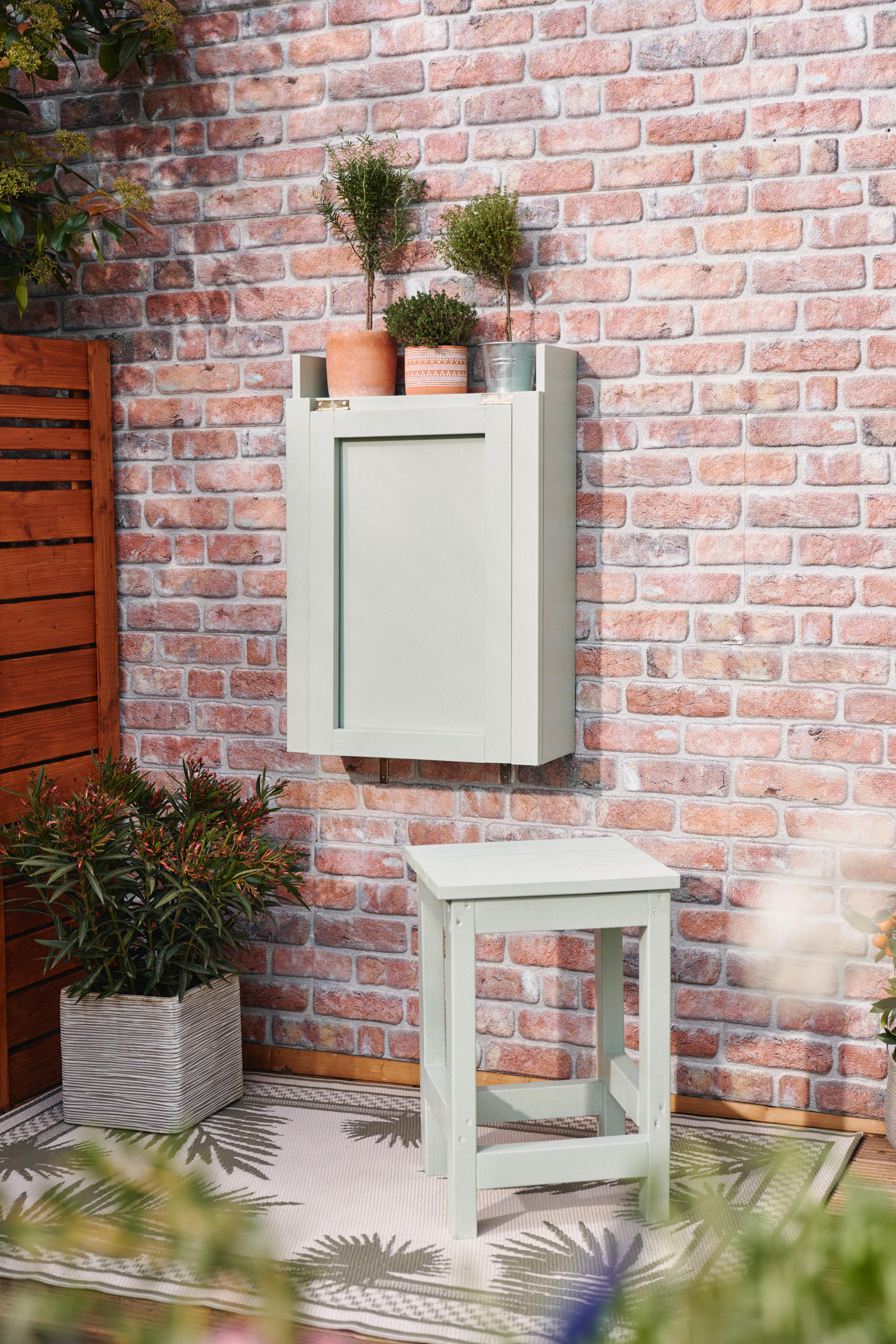 Uzavřený grilovací stůl s rostlinami na polici