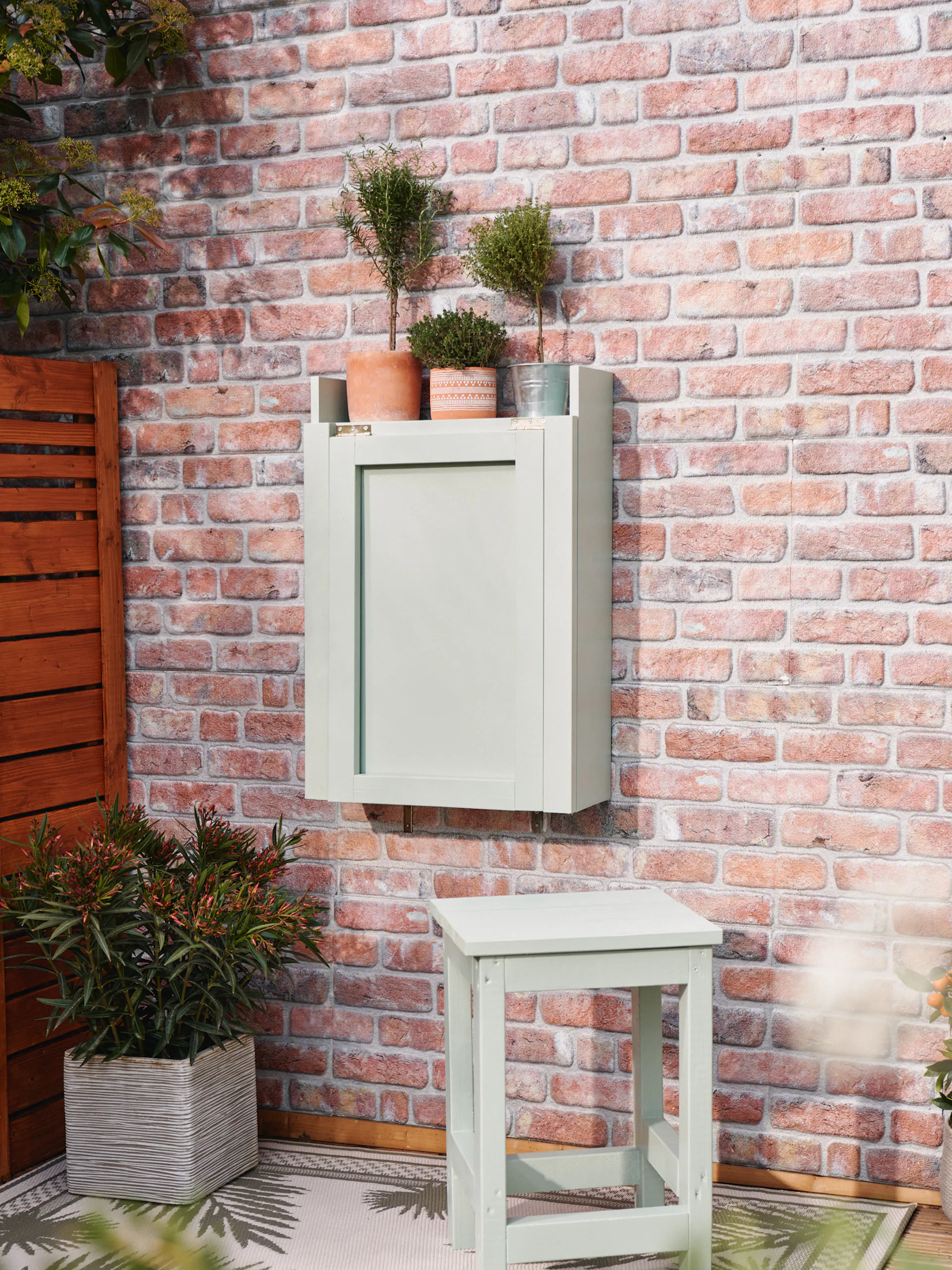 Uzavřený grilovací stůl s rostlinami na polici