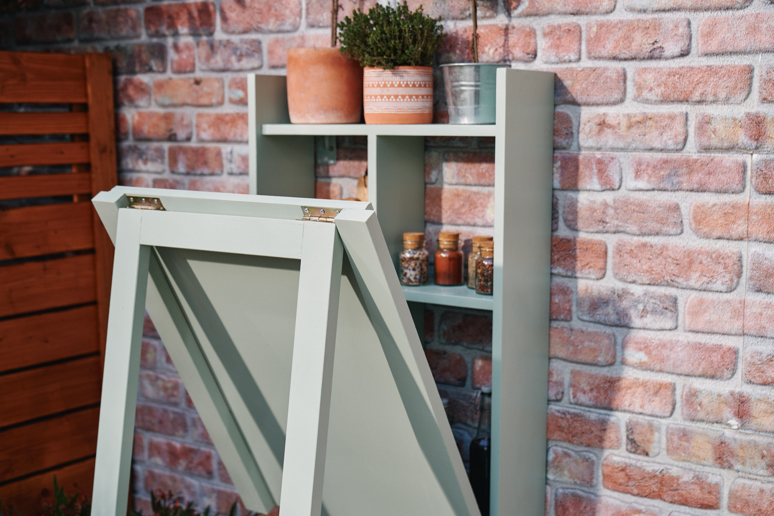 Napůl složený grilovací stůl