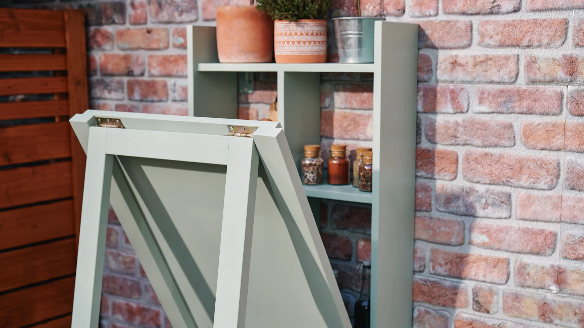 Napůl složený grilovací stůl