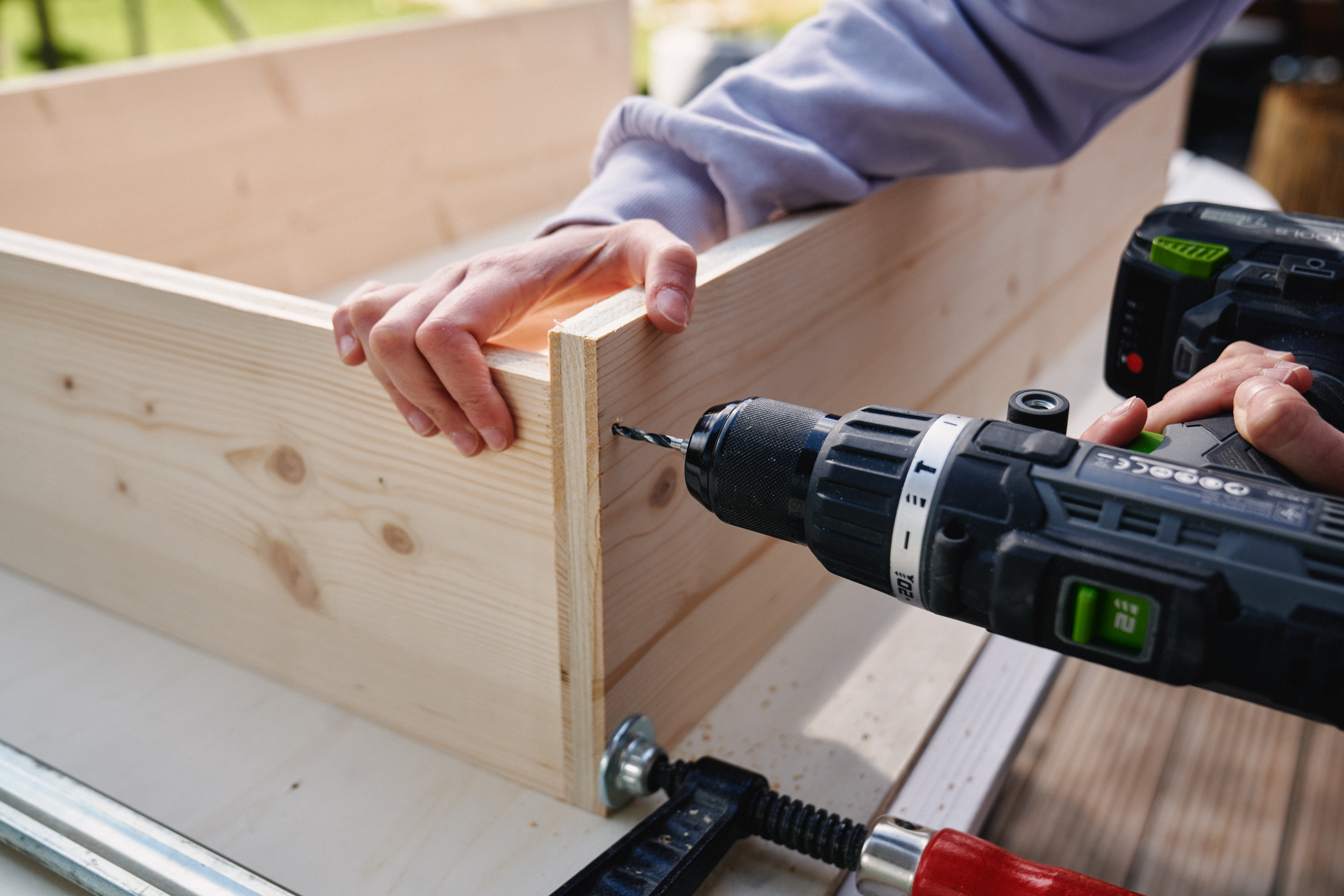 Dřevěné díly jsou sešroubovány akumulátorovým šroubovákem