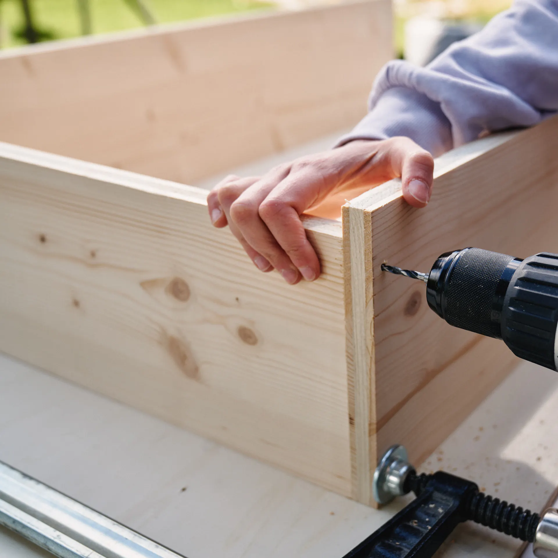 Dřevěné díly jsou sešroubovány akumulátorovým šroubovákem